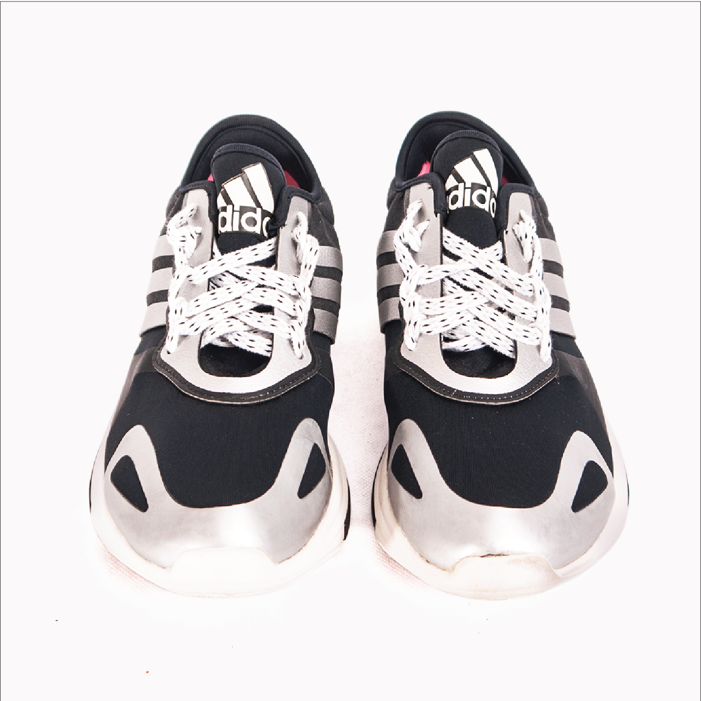 G 150068 รองเท้าผ้าใบ adidas ราคาเช่า 240 บาท ต่อ 1 วัน