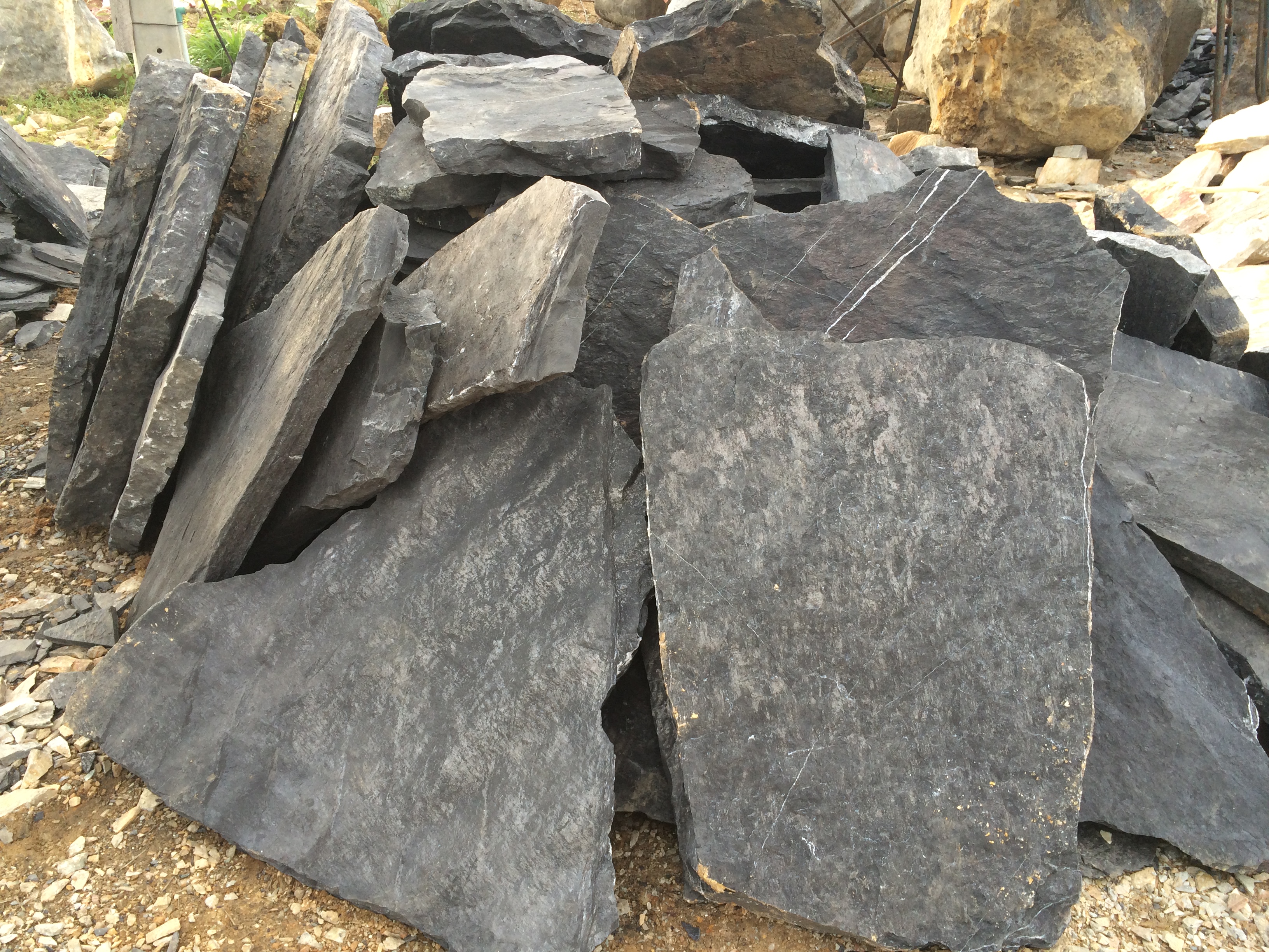 หินแผ่นสีดำ