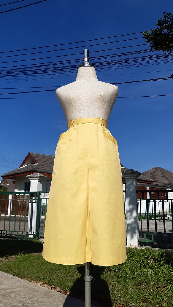 กระโปรงทรงเอผ่าหน้าสีเหลืองอ่อน