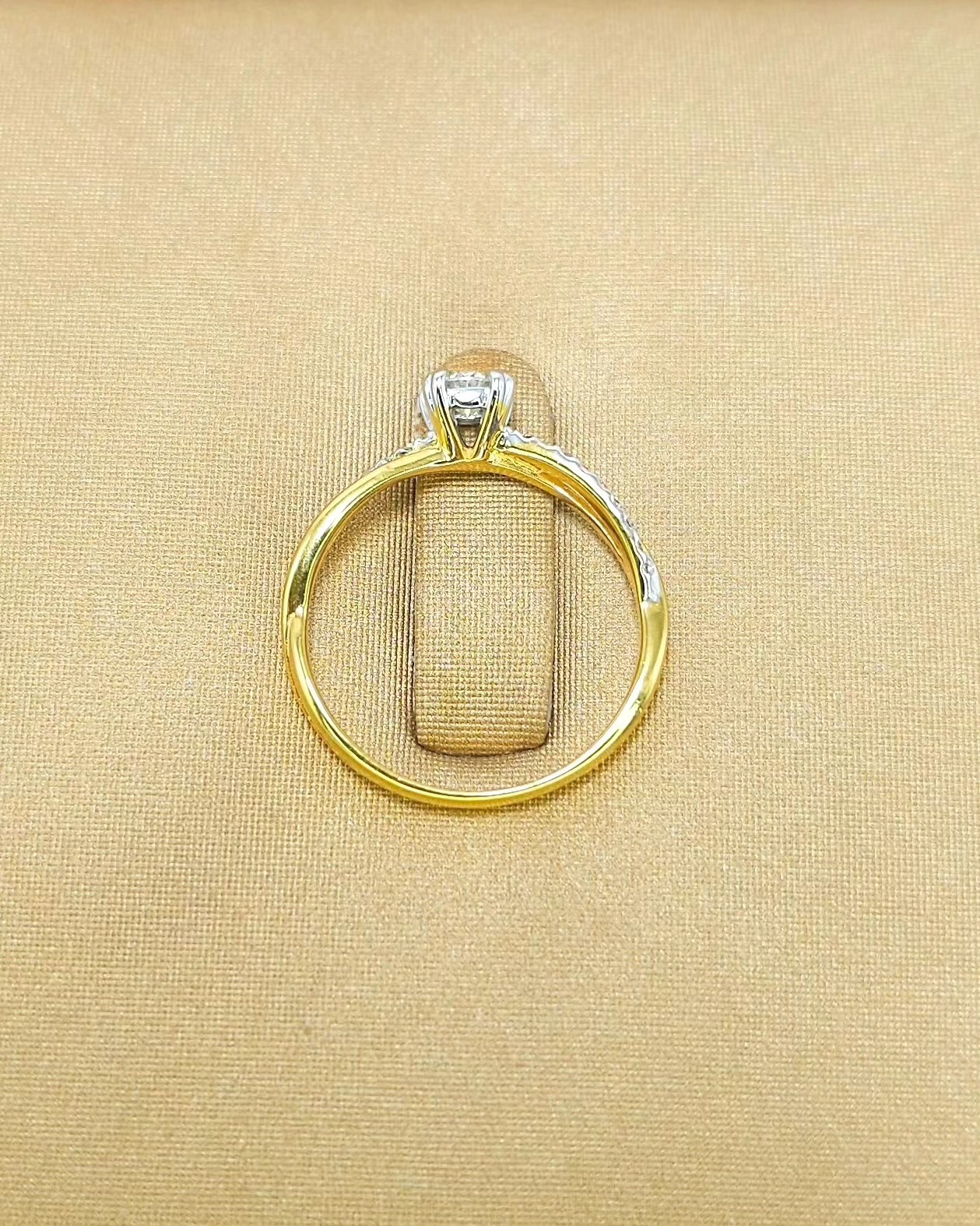 แหวนทองคำ 18K เพชรเกสร 13 ตัง 1 เม็ด 0.5 ตัง 18 เม็ด รวม 22 ตัง น้ำ 97-98 ความสะอาด vvs-vs ไซส์ 49 น้ำหนัก 1.75 กรัม ราคา 7500.-(Net)