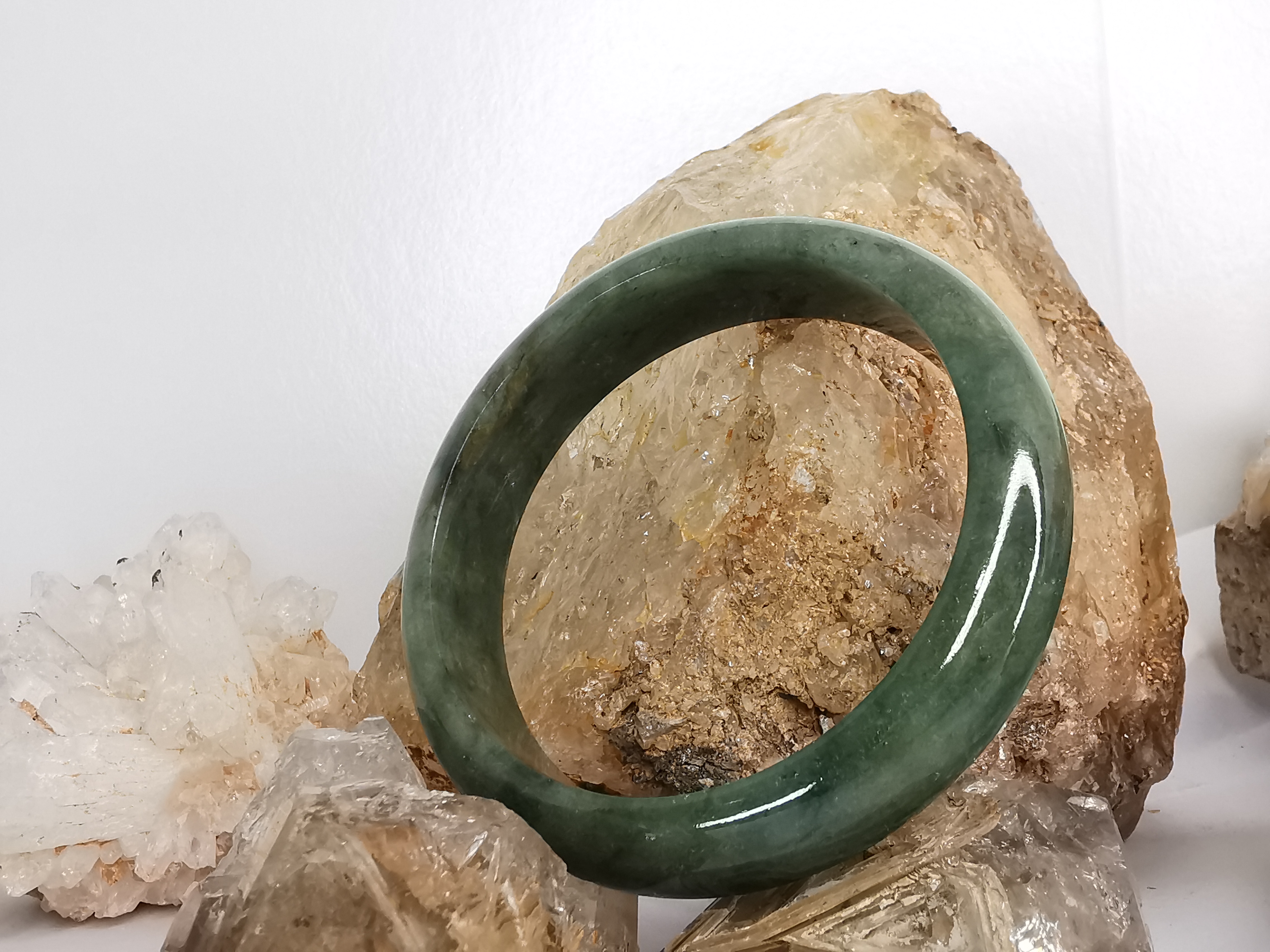 Green Bangle กำไลหยกเจไดต์แท้ Diameter/ เส้นผ่านศูนย์กลางด้านใน 58 mm.