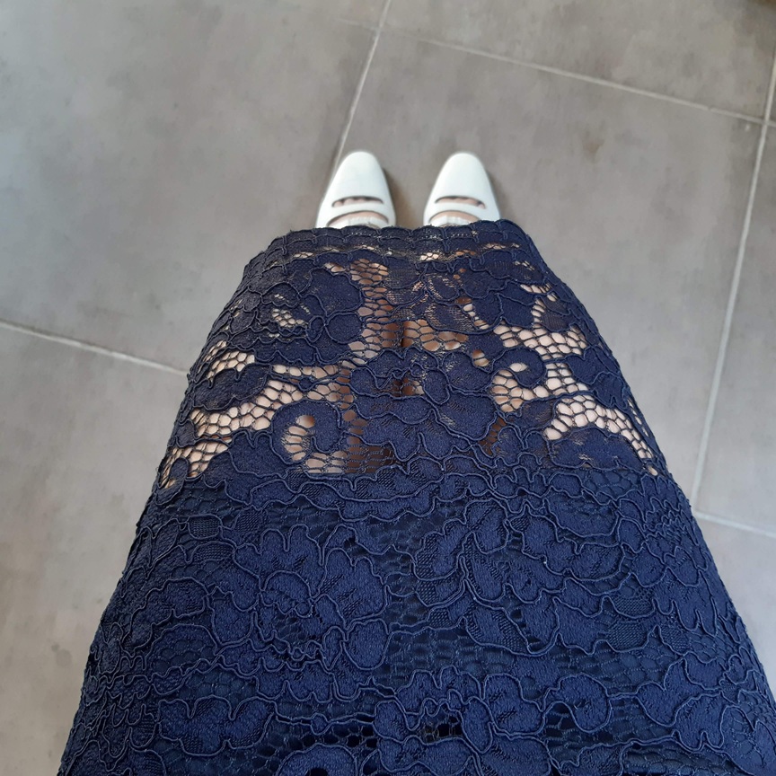 กระโปรงทรงเอผ้าลูกไม้สีกรมท่า ผ่าชายด้านหลัง แบรนด์ GU