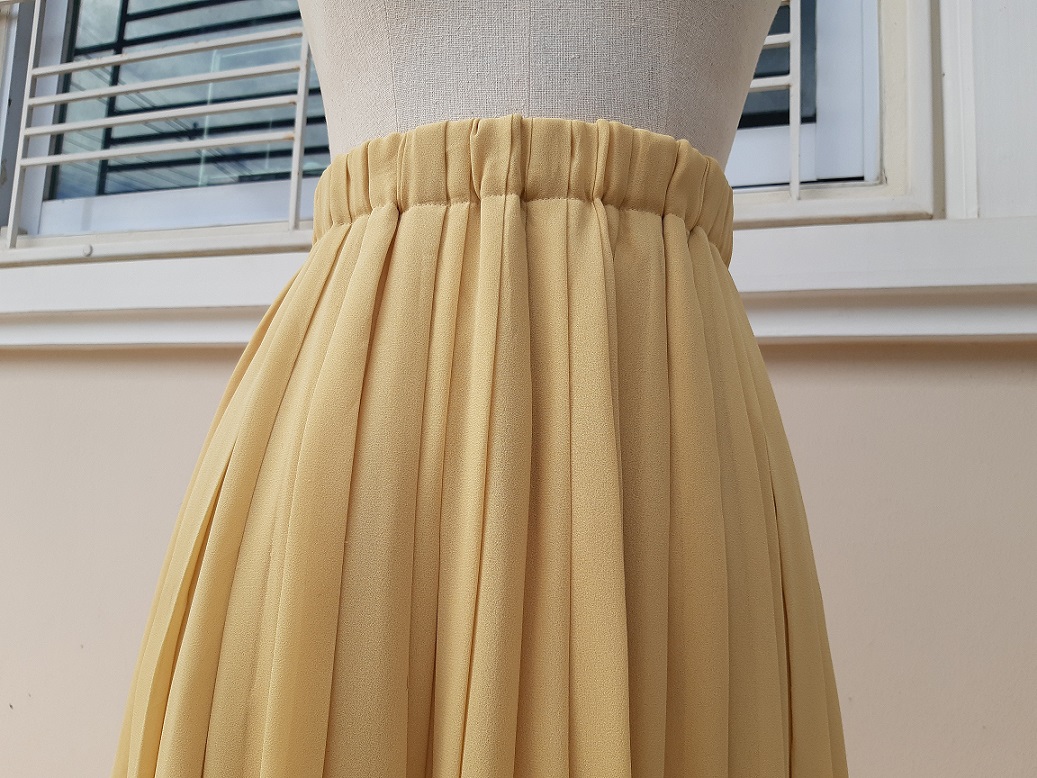 กระโปรงพลีทสีเหลืองอ่อน สาวอวบใส่ได้จ้า