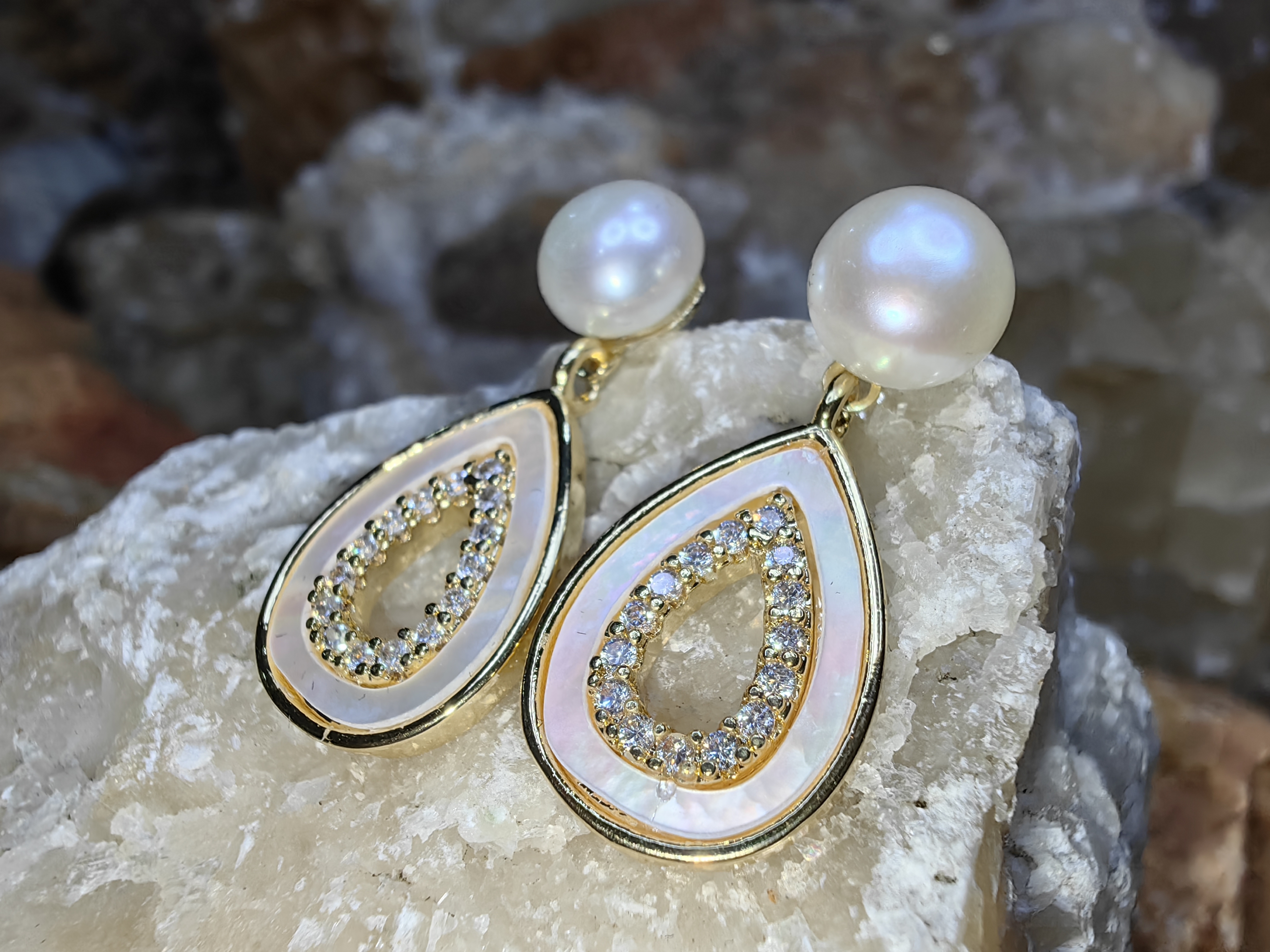 ต่างหูไข่มุกเลี้ยงธรรมชาติ เปลือกหอย เพชรสวิส Natural Cultured Pearl Mother of Pearl Swiss Diamond Earrings