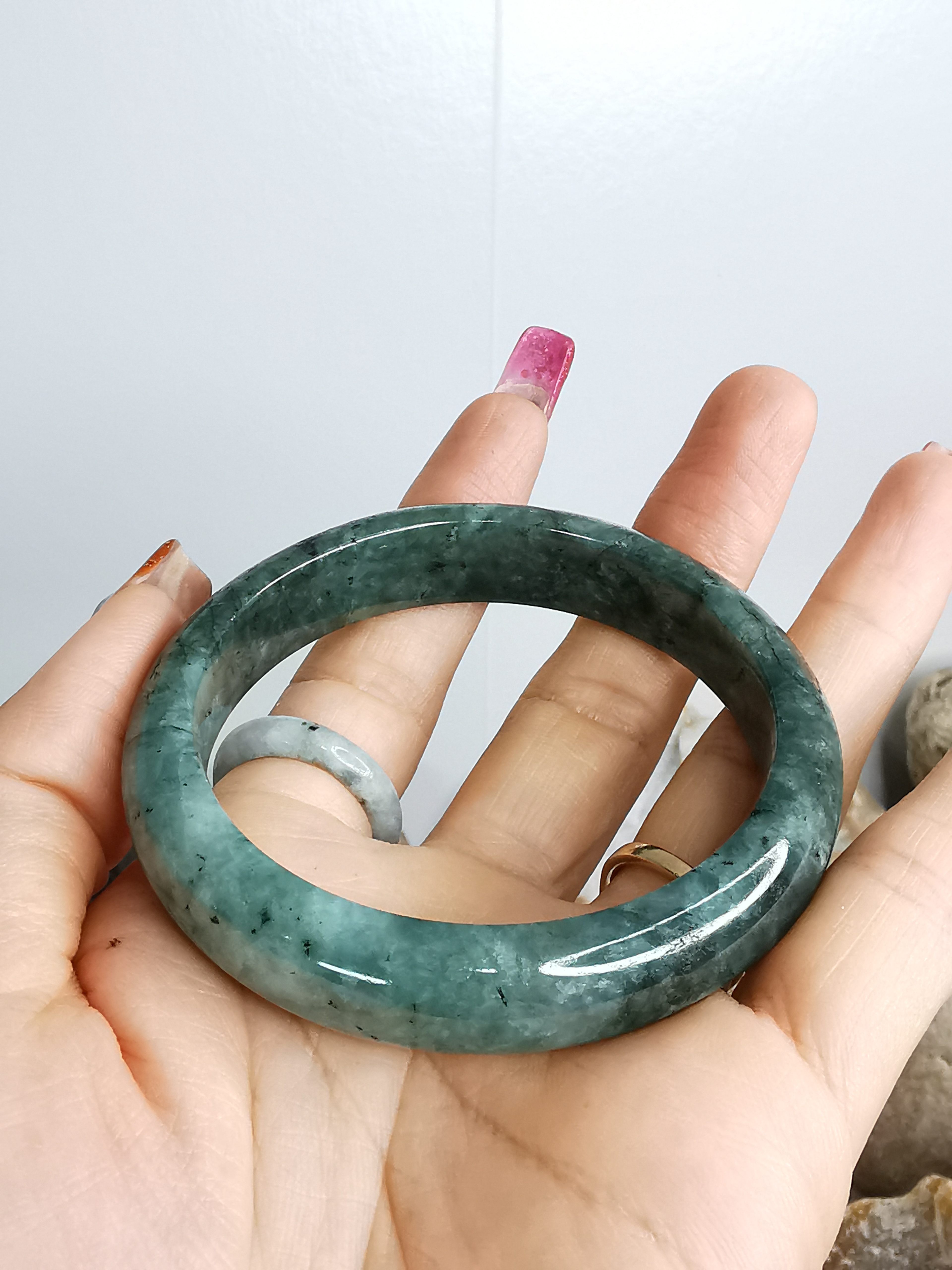 Green Bangle กำไลหยกเจไดต์แท้ Diameter/ เส้นผ่านศูนย์กลางด้านใน 56 mm.