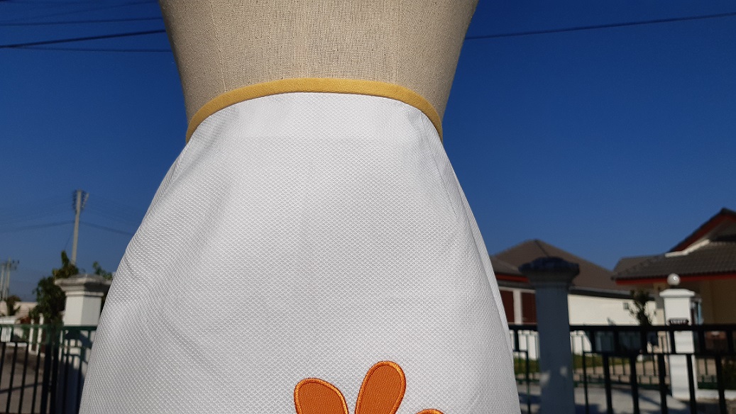 กระโปรงทรงเอสีขาว แต่งดอกไม้