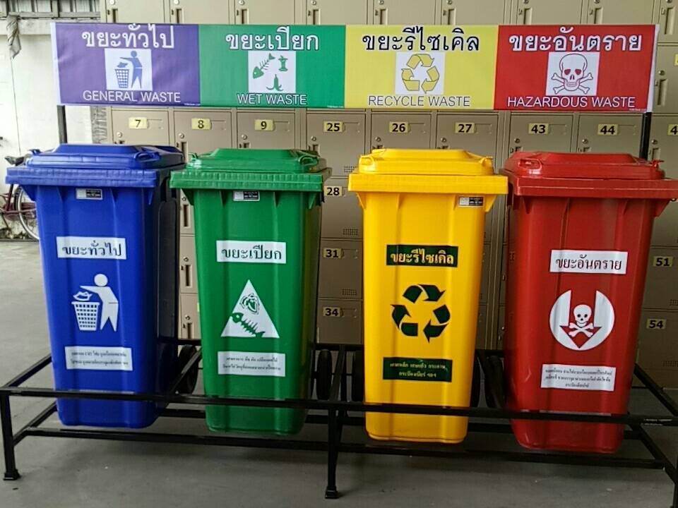 แท่นวางถังขยะ กทม. 240 ลิตร ขนาด 4 ช่อง มีป้ายแผงหลัง