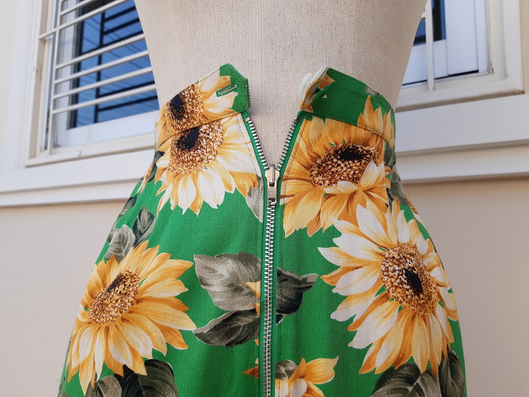 🔥 SALE 50% 🔥 กระโปรงวินเทจสีเขียวลายทานตะวัน 🌻 ซิปหน้า ykk ใส่ได้ 2 ด้าน อีกฝั่งเป็นลายทางสีเขียว-ขาว (Floral & Stripe pattern)