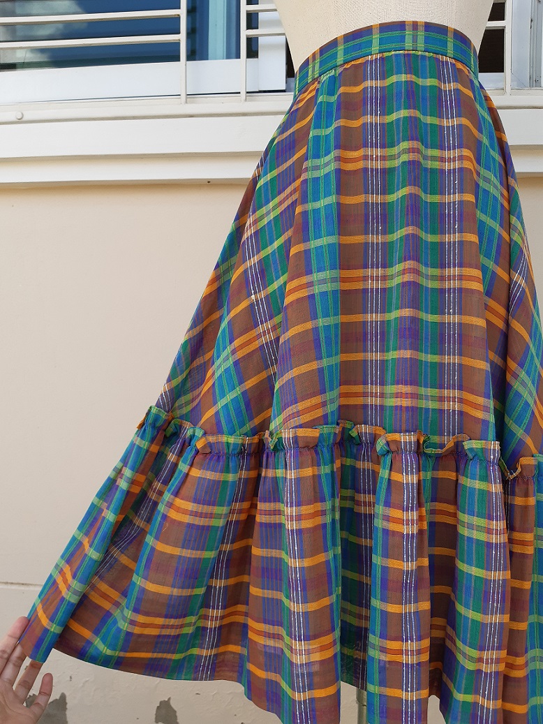 กระโปรงลายสก๊อตสีสดใส