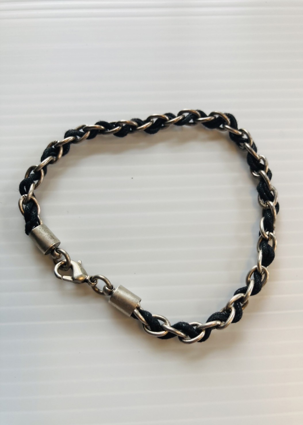 G 220253 สร้อยข้อมือหนังสีดำร้อยโซ่สีเงิน ราคาเช่า 30 บาท ต่อ 1 วัน