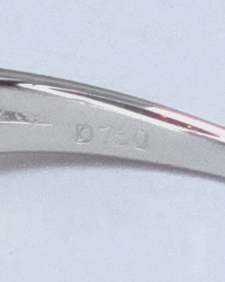 แหวนทองคำขาว 18k เพชรเกสร 4 ตัง 1 เม็ด 1.25 ตัง 6 เม็ด 0.75 ตัง 22 เม็ด รวม 28 ตัง น้ำ 96-97 ความสะอาด vvs ไซส์ 53 น้ำหนัก 2.51 กรัม ราคา 8,500.-(Net)