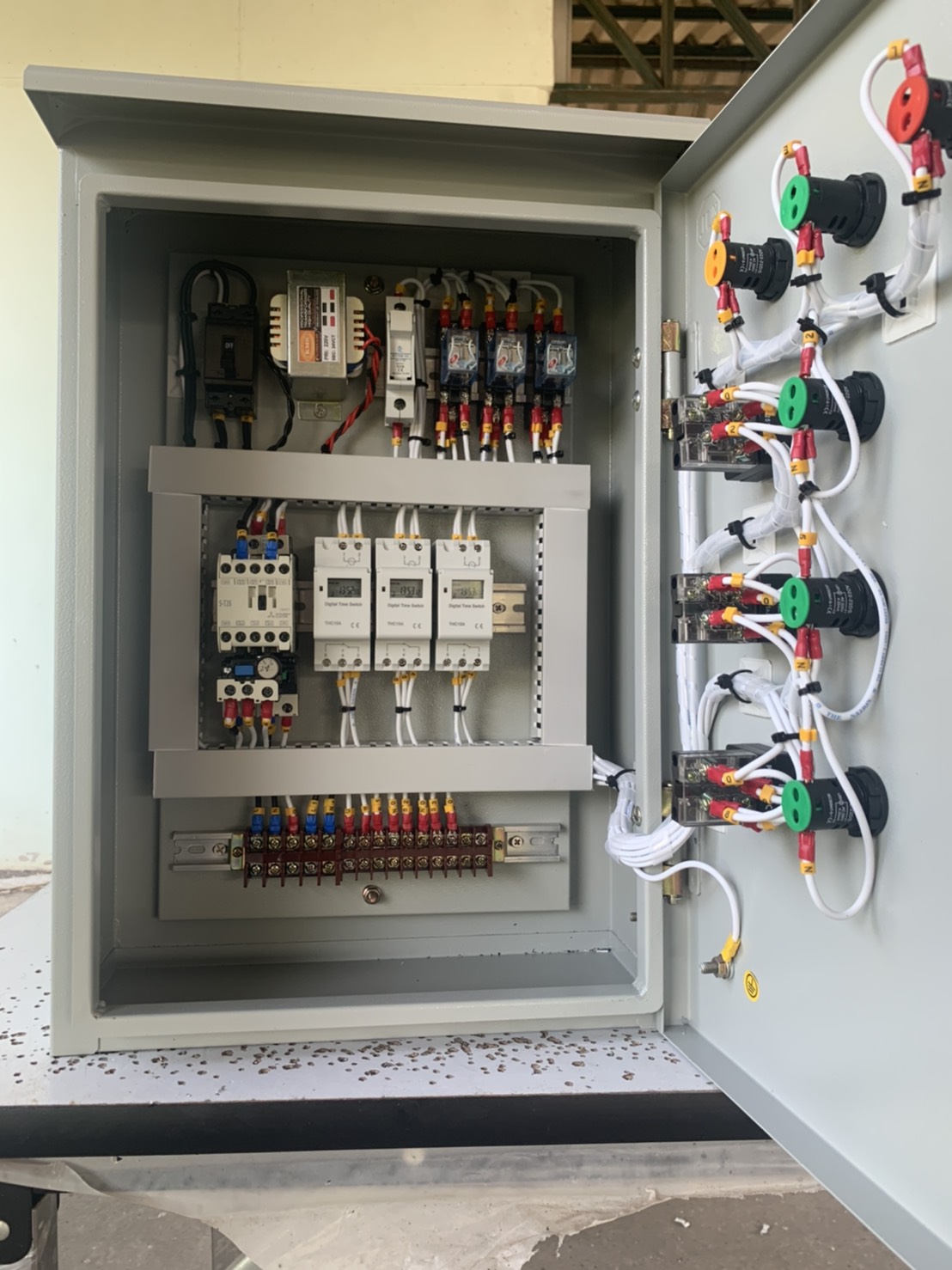 ตู้ควบคุมโซลินอยด์วาล์ว 220 v 3 โซน ตั้งเวลาการทำงาน + ปั๊มน้ำ 2 hp *เพิ่มเฟสโปรเทคชั่นได้*