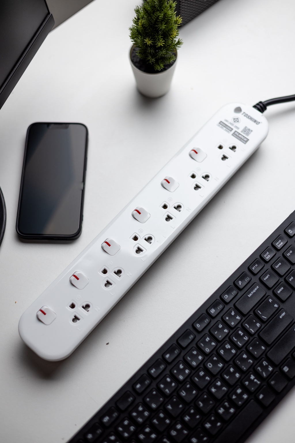 Toshino รางปลั๊กไฟ 6 ช่อง 6 สวิตช์ 3เมตร 16A/3600W รุ่น JT6-3M 3เมตร