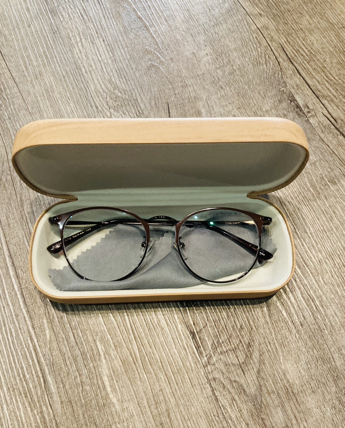 G 220653 แว่นตากรอบเหล็กสีน้ำตาล ราคาเช่า 45 บาท ต่อ 1 วัน