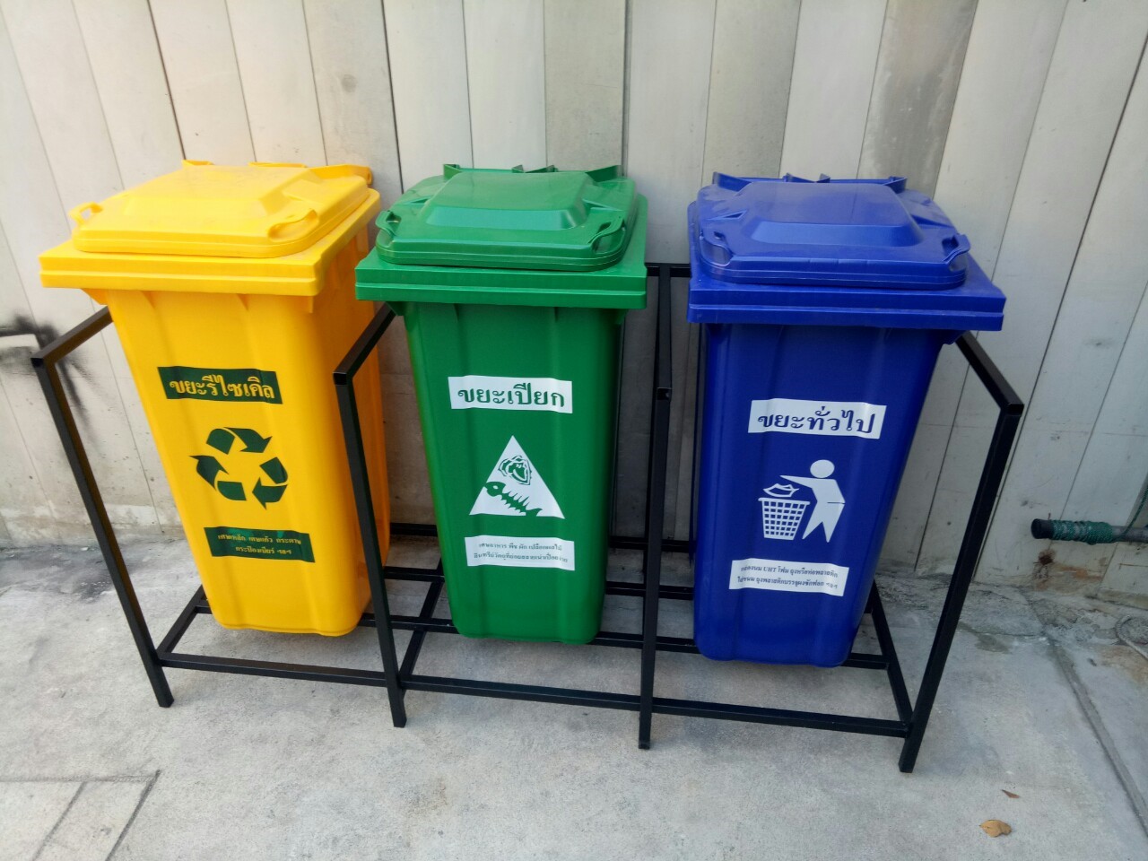 แท่นวางถังขยะ กทม. 120 ลิตร ขนาด 3 ช่อง ไม่มีป้ายแผงหลัง