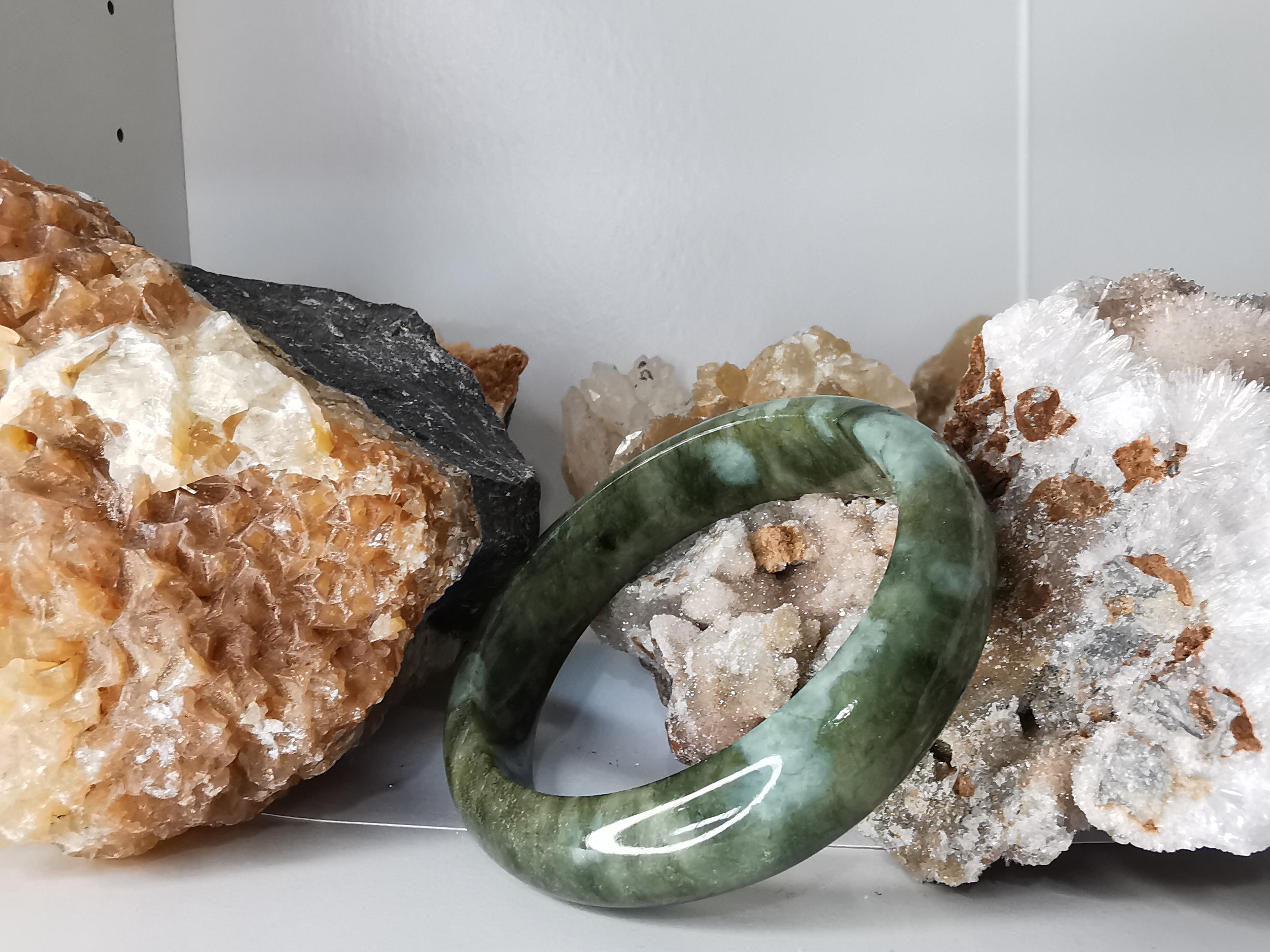 Green Brown Bangle กำไลหยกเจไดต์แท้ Diameter/ เส้นผ่านศูนย์กลางด้านใน 55 mm.