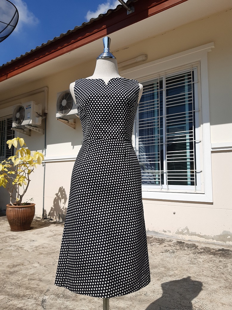 เดรสแขนกุดเข้ารูปสีดำลายจุด