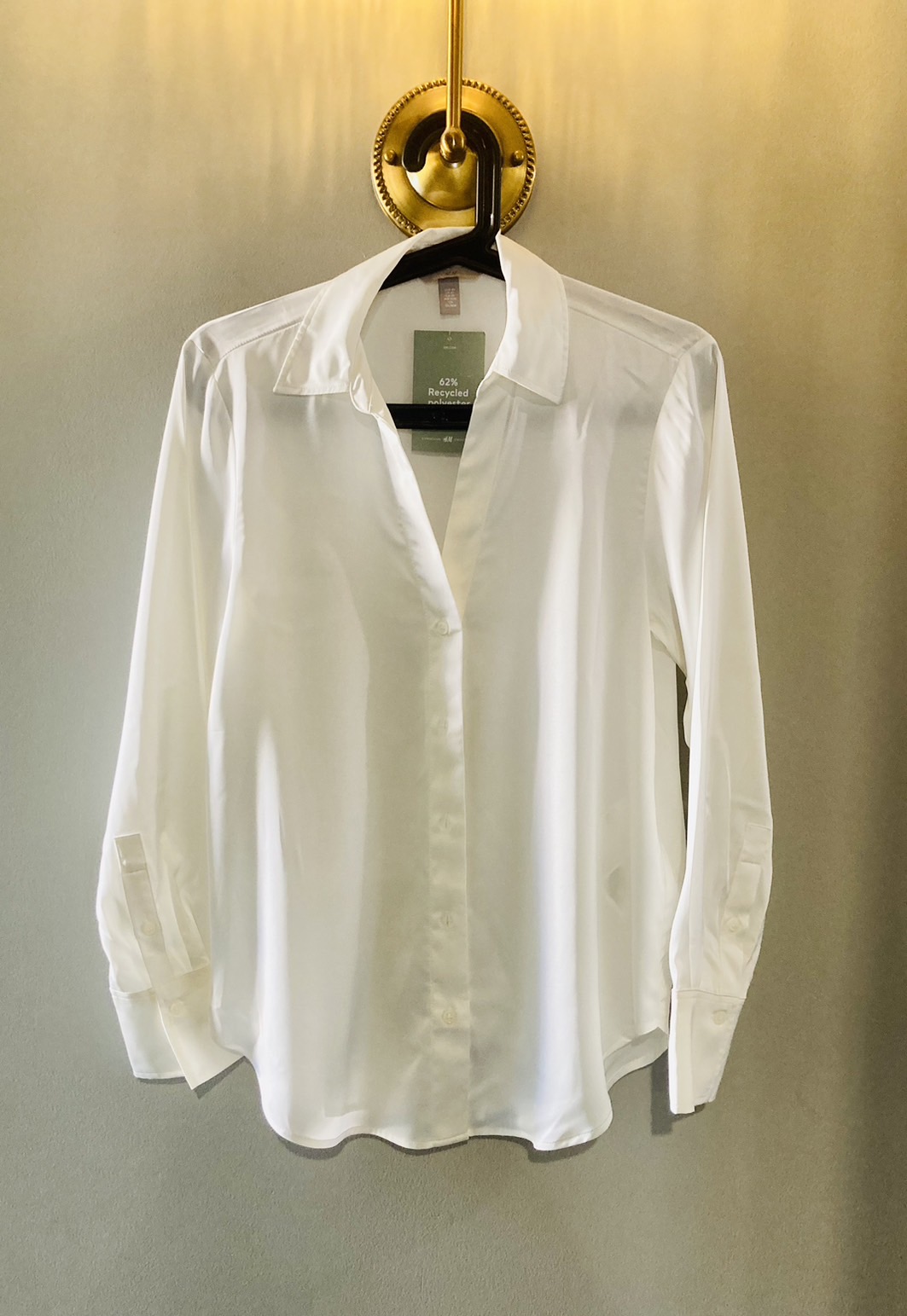 G 220672 เสื้อเชิ้ตแขนยาวสีขาว H&M ราคาเช่า 35 บาท ต่อ 1 วัน