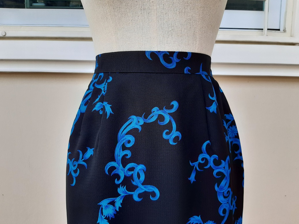 กระโปรงสั้นสีดำทรงเอลายบาโรก