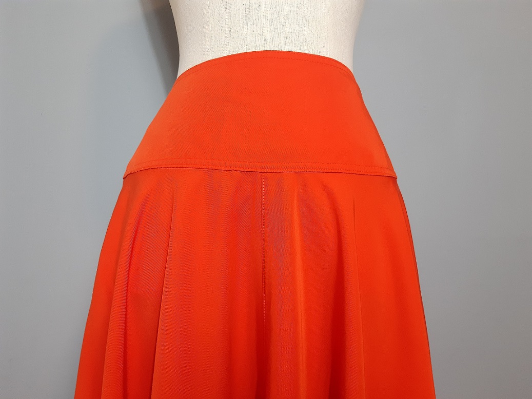 กระโปรงบานสีส้ม แบรนด์ UNIQLO