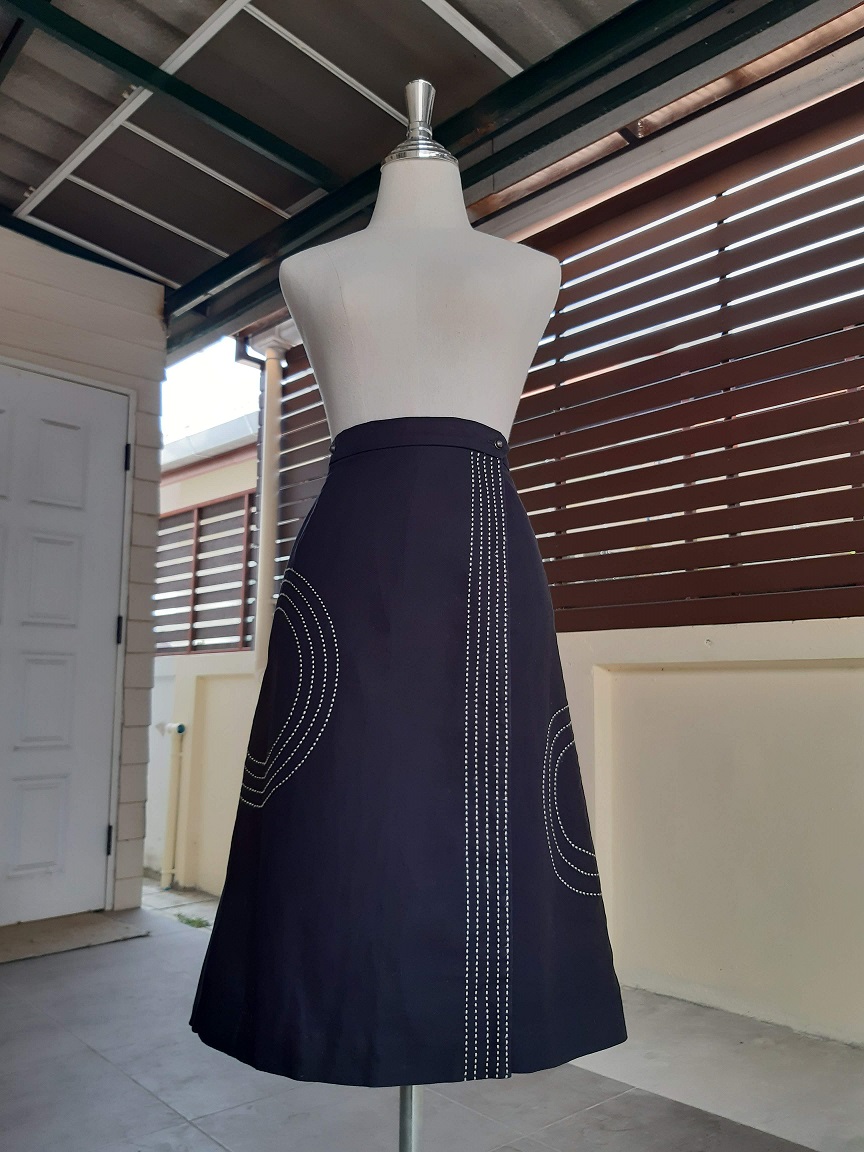 กระโปรงป้ายข้างสีดำทรงเอ