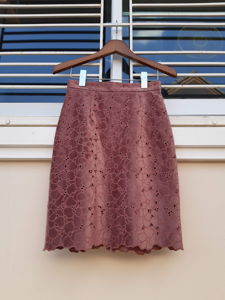 กระโปรงทรงเอสั้นผ้าลูกไม้สีชมพูอมม่วง