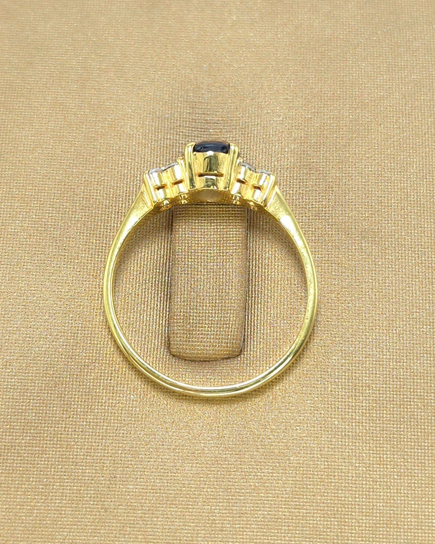 🚫ปิดการขาย(SoIdOut)🚫แหวนทองคำ 18K พลอยไพลินขนาด 6.5×5 มิล 1 เม็ด เพชรเกสร 1.8 ตัง 8 เม็ด รวม 14.4 ตัง น้ำ 96-97 ความสะอาด vvs-vs ไซส์ 53 น้ำหนัก 2.89 กรัม ราคา 8,500.-(Net)