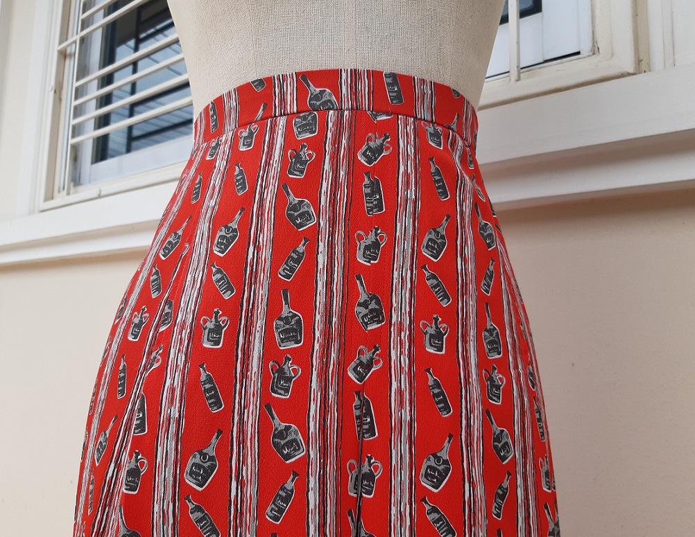 กระโปรงพลีทสีแดงลายขวดแชมเปญ (Vintage skirt)