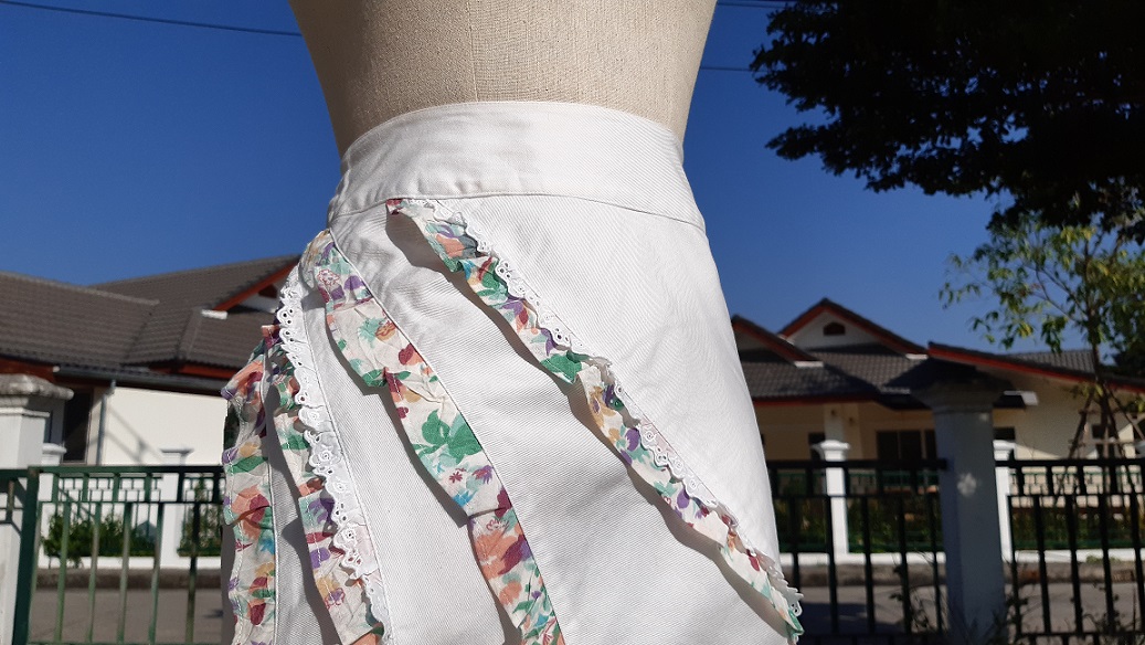 กระโปรงยีนส์สีขาว