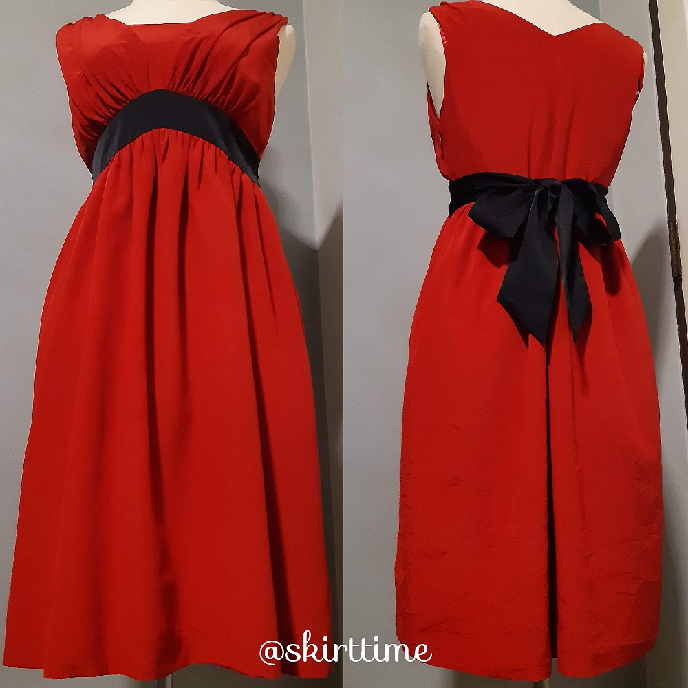 เดรสสีแดง ผูกโบว์สีดำ