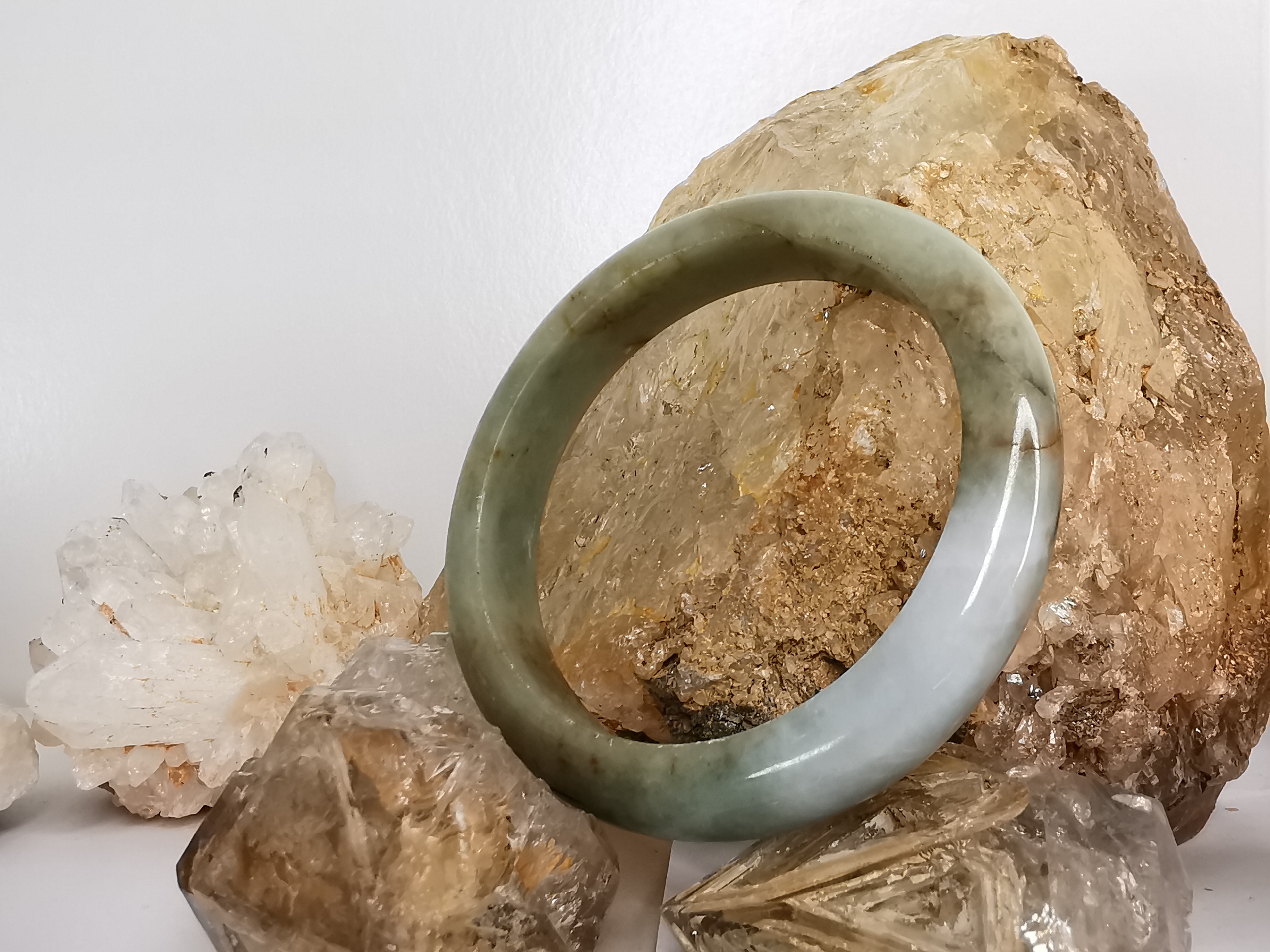 Green Orange White Jade Bangle กำไลหยกเจไดต์แท้ Diameter/ เส้นผ่านศูนย์กลางด้านใน 55 mm.