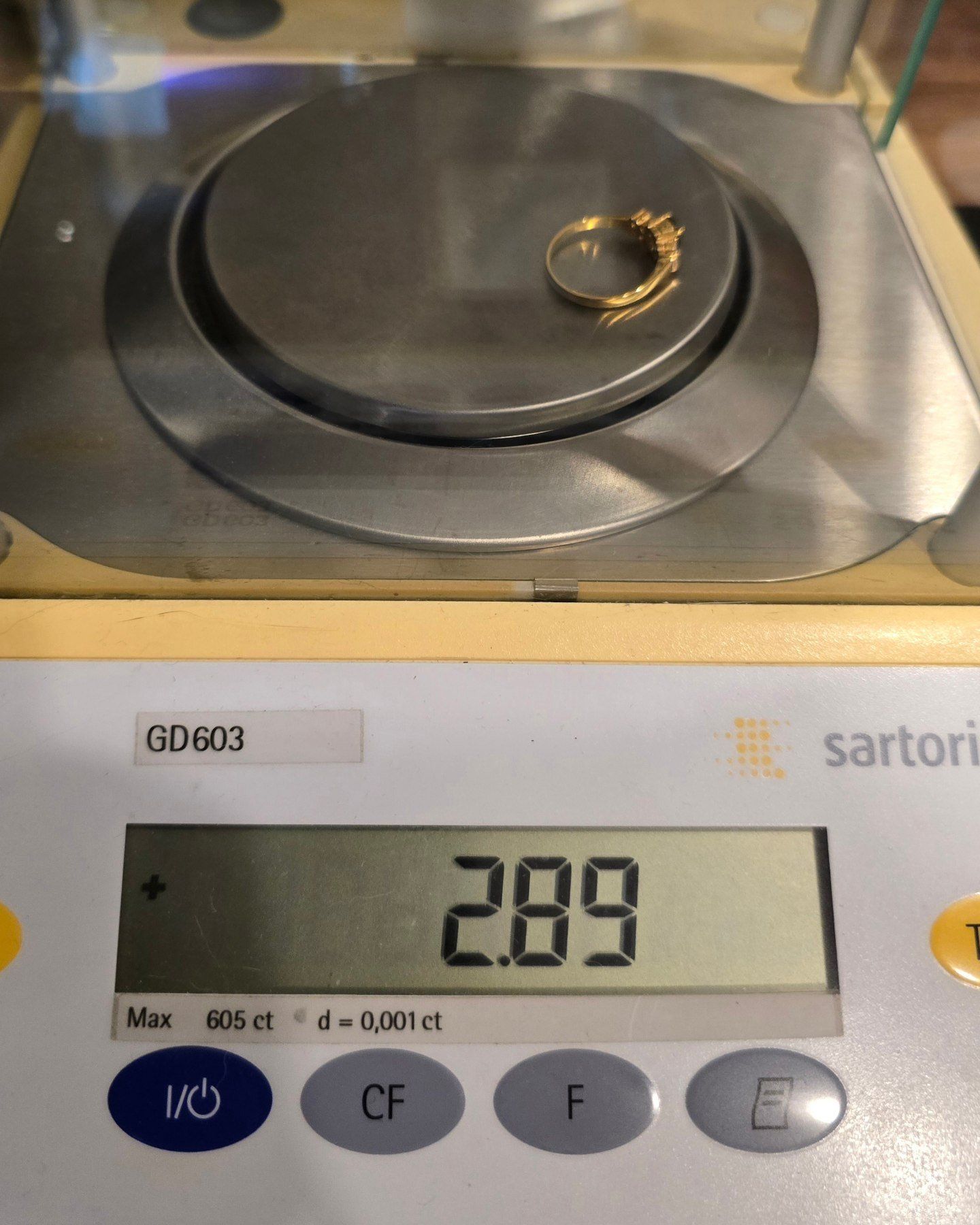 🚫ปิดการขาย(SoIdOut)🚫แหวนทองคำ 18K พลอยไพลินขนาด 6.5×5 มิล 1 เม็ด เพชรเกสร 1.8 ตัง 8 เม็ด รวม 14.4 ตัง น้ำ 96-97 ความสะอาด vvs-vs ไซส์ 53 น้ำหนัก 2.89 กรัม ราคา 8,500.-(Net)