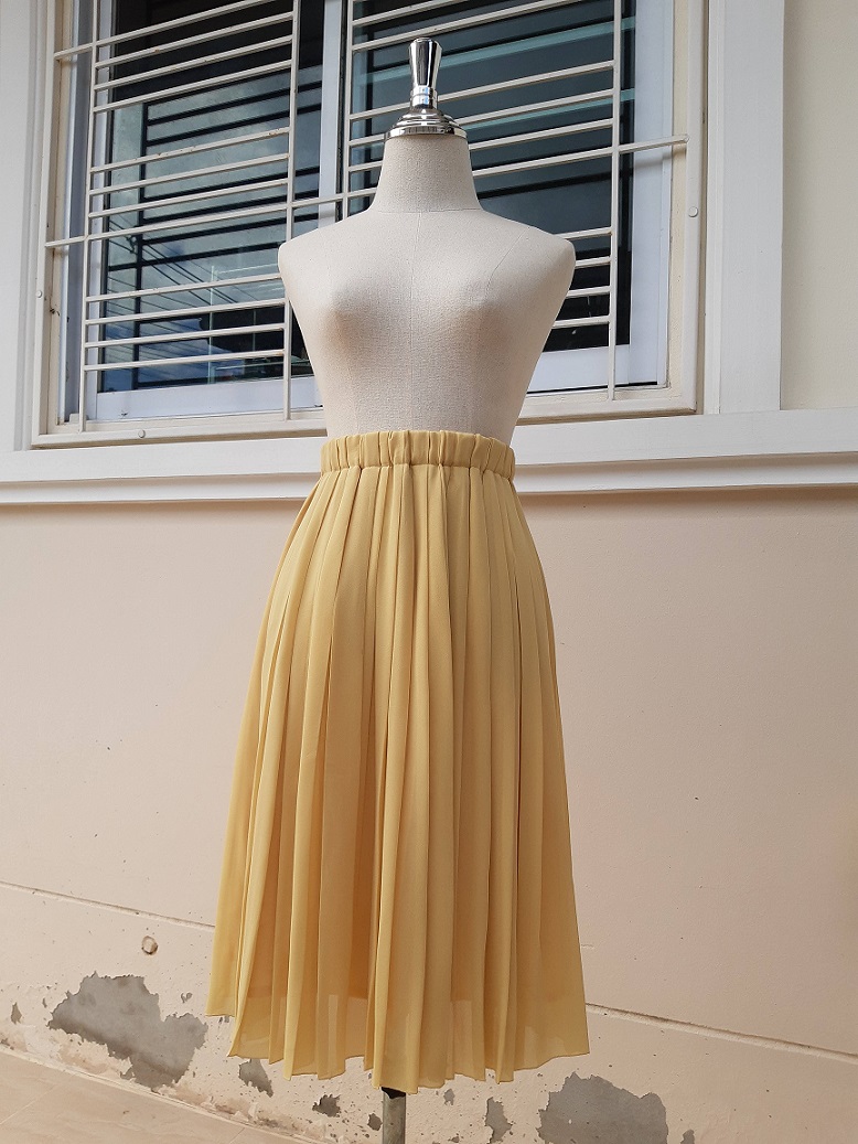 กระโปรงพลีทสีเหลืองอ่อน สาวอวบใส่ได้จ้า