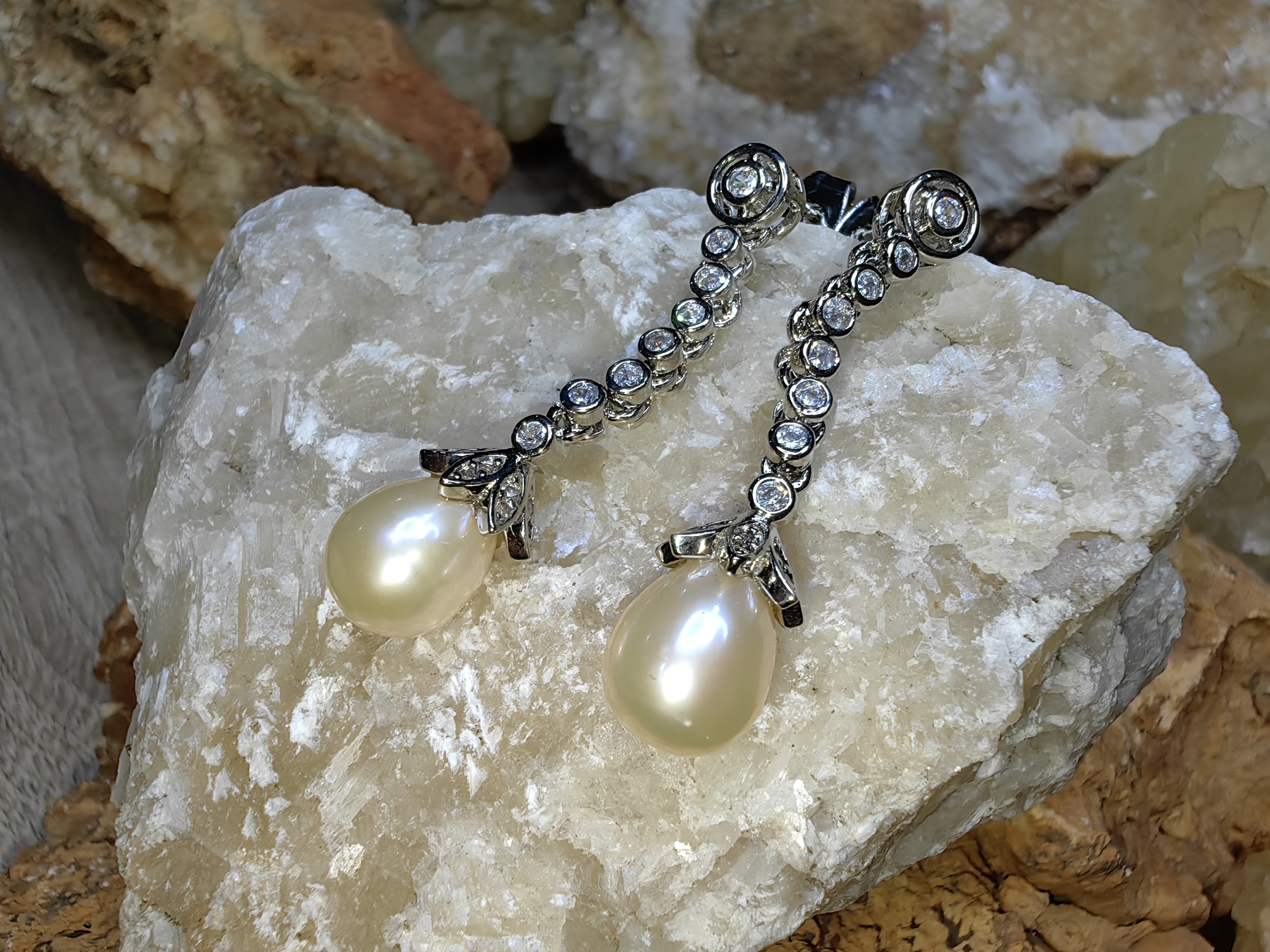 ต่างหูไข่มุกเลี้ยงธรรมชาติ เปลือกหอย เพชรสวิส Natural Cultured Pearl Mother of Pearl Swiss Diamond Earrings