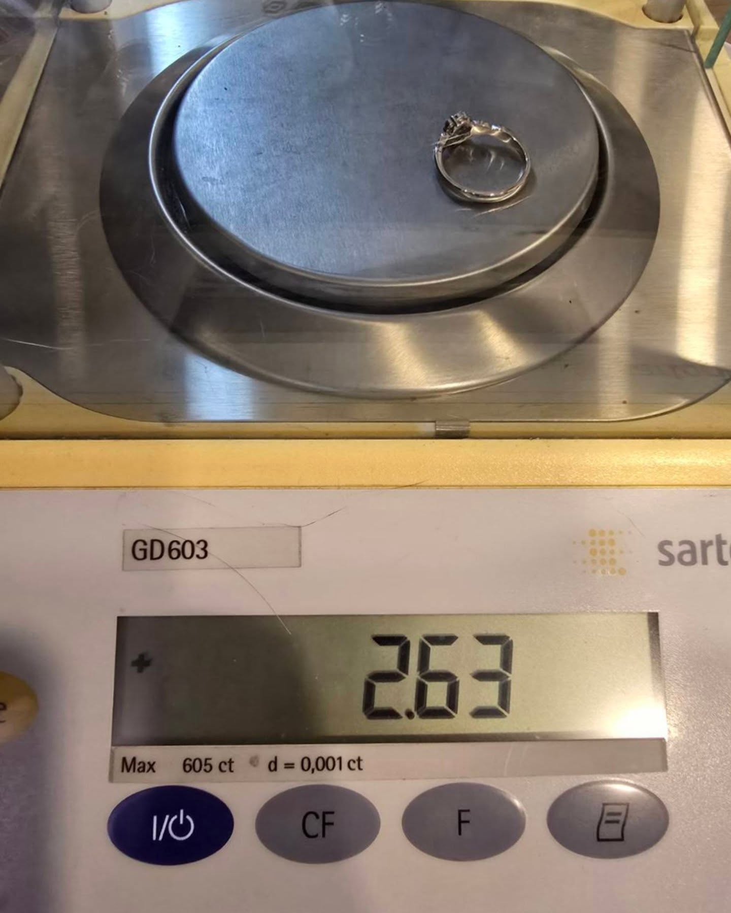 แหวนทองคำขาว 18K เพชรเกสร 8 ตัง 1 เม็ด 4 ตัง 6 เม็ด รวม 32 ตัง น้ำ 97-99 ความสะอาด vvs ไซส์ 52 น้ำหนัก 2.62 กรัม ราคา 8500.-(Net)