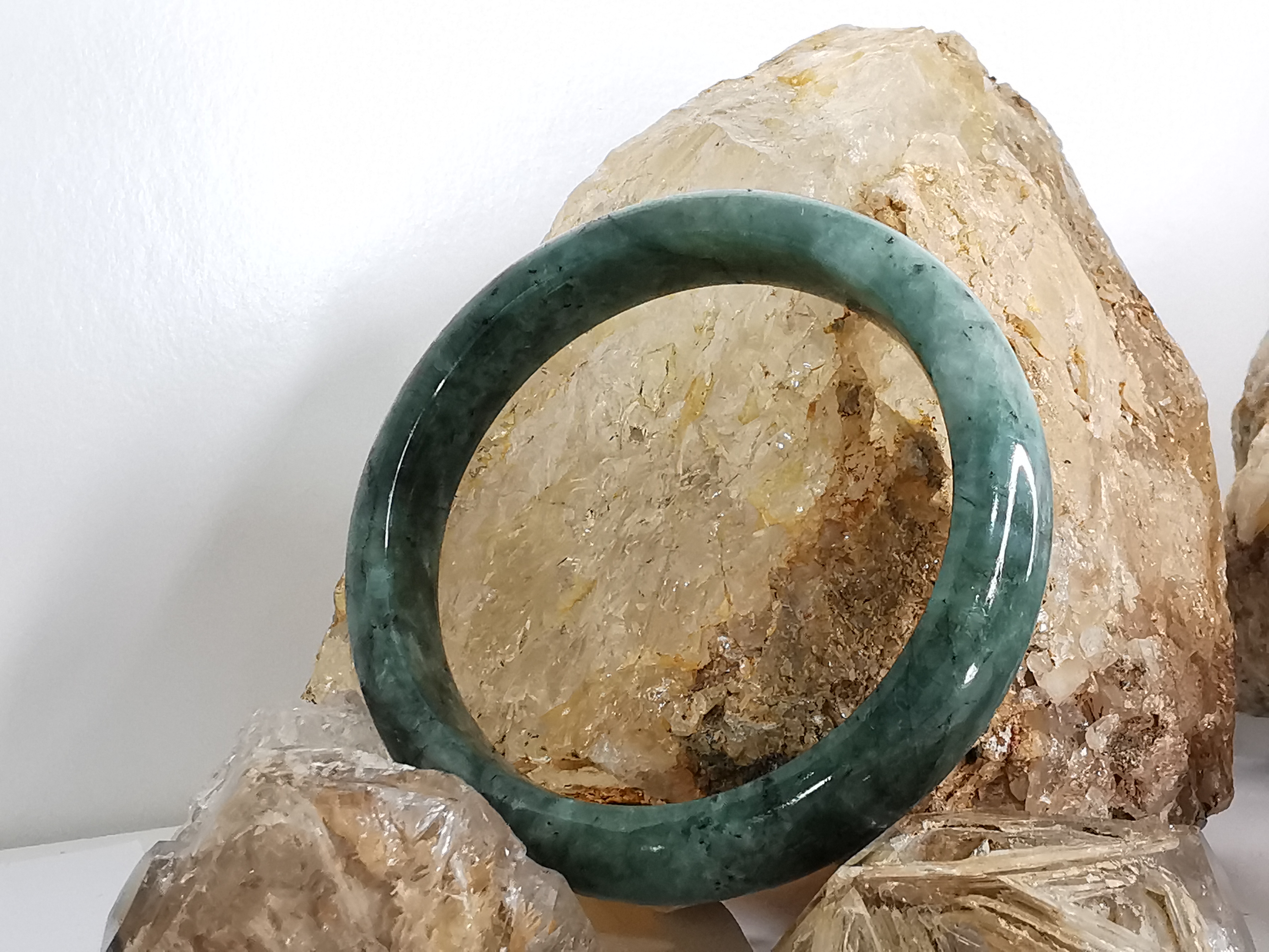 Green Bangle กำไลหยกเจไดต์แท้ Diameter/ เส้นผ่านศูนย์กลางด้านใน 56 mm.