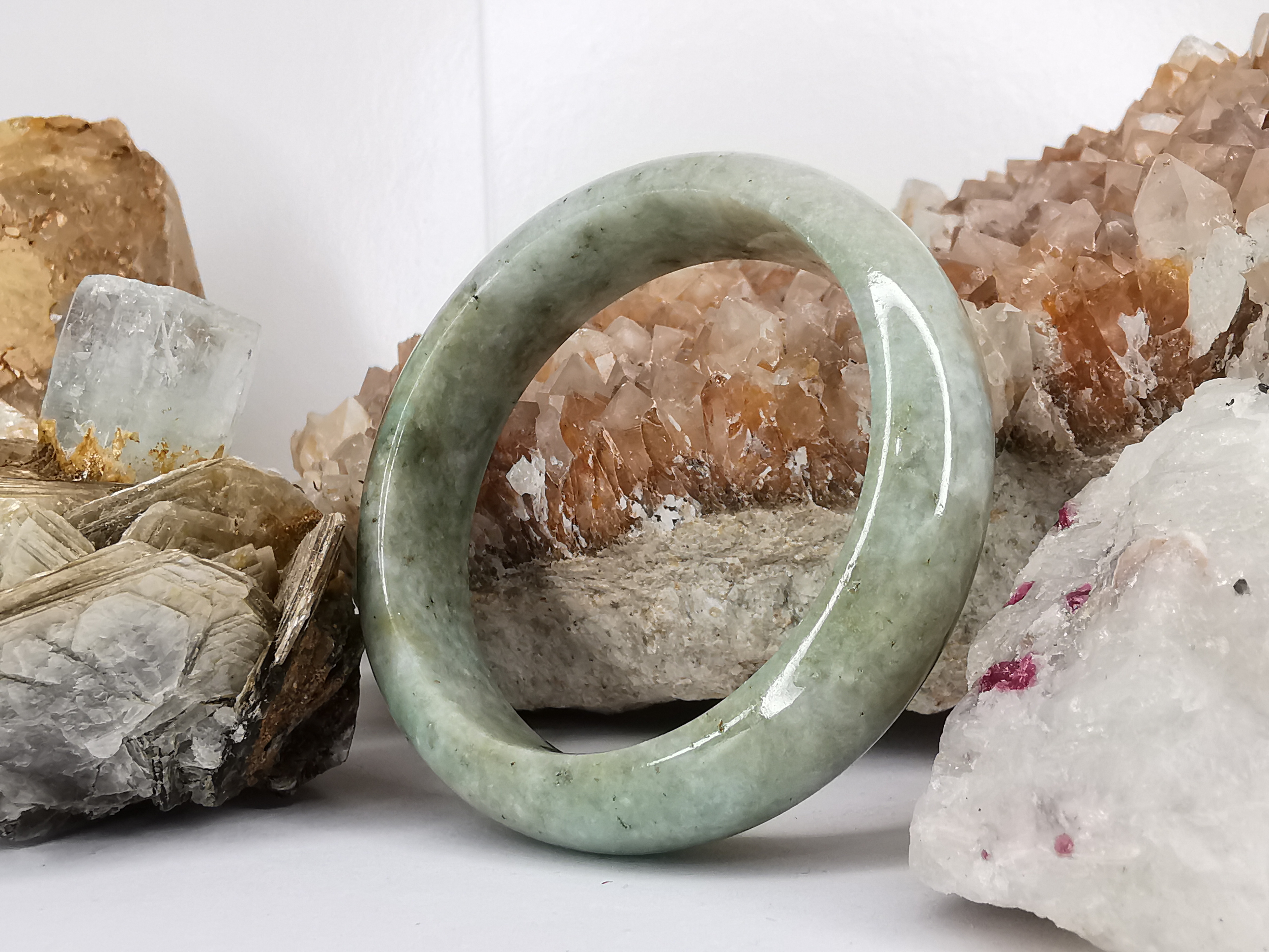 Green Yellow Bangle กำไลหยกเจไดต์แท้ Diameter/ เส้นผ่านศูนย์กลางด้านใน 53 mm.