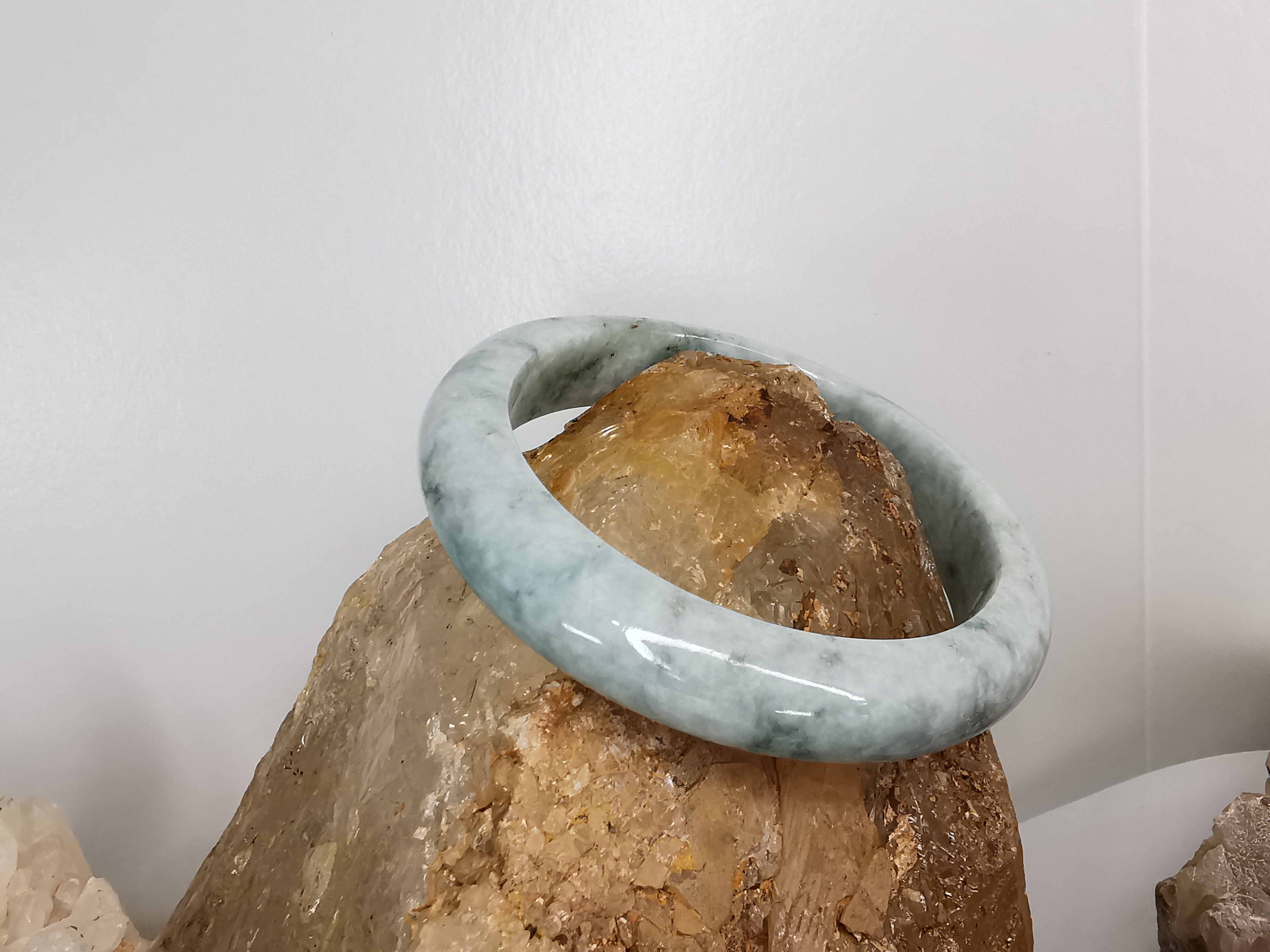 Green White Bangle กำไลหยกเจไดต์แท้ Diameter/ เส้นผ่านศูนย์กลางด้านใน 56 mm.