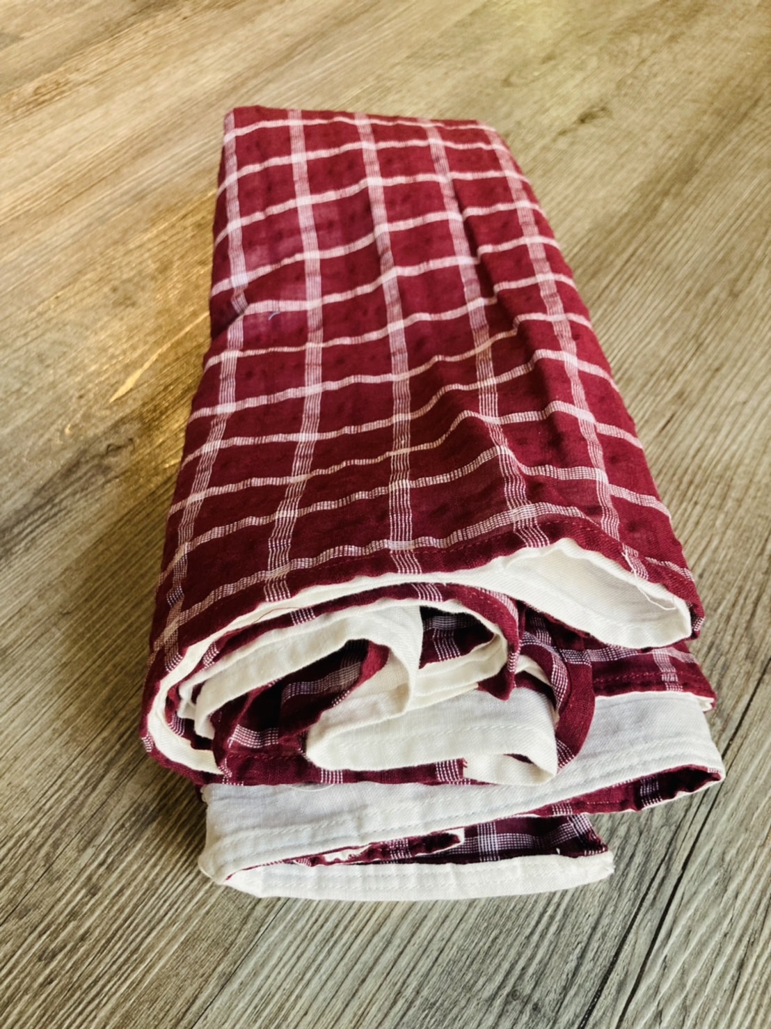 G 200046,44 ผ้าลายสก๊อตสีแดงเลือดหมูเย็บติดผ้าสีขาว ราคาเช่า 30 บาท ต่อ 1 วัน