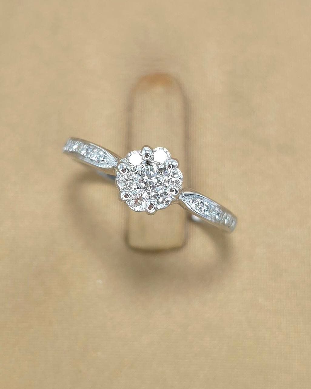 แหวนทองคำขาว 18K เพชรเกสร 5 ตัง 1 เม็ด 3 ตัง 6 เม็ด 0.5 ตัง 10 เม็ด รวม 28 ตัง น้ำ 96-98 ความสะอาด vs1-2 ไซส์ 53 หน้ากว้าง 6 มิล น้ำหนัก 2.45 กรัม ราคา 7,800.-(Net)