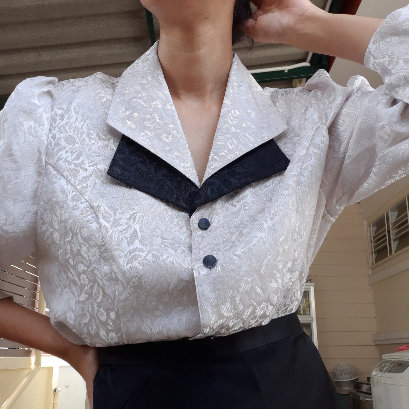 เสื้อเชิ้ตทรงสูทสีขาวมุก