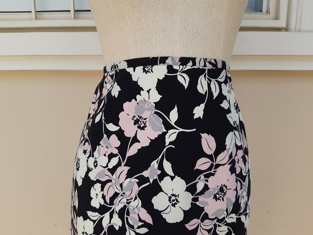 กระโปรงทรงระบายสีดำลายดอกไม้