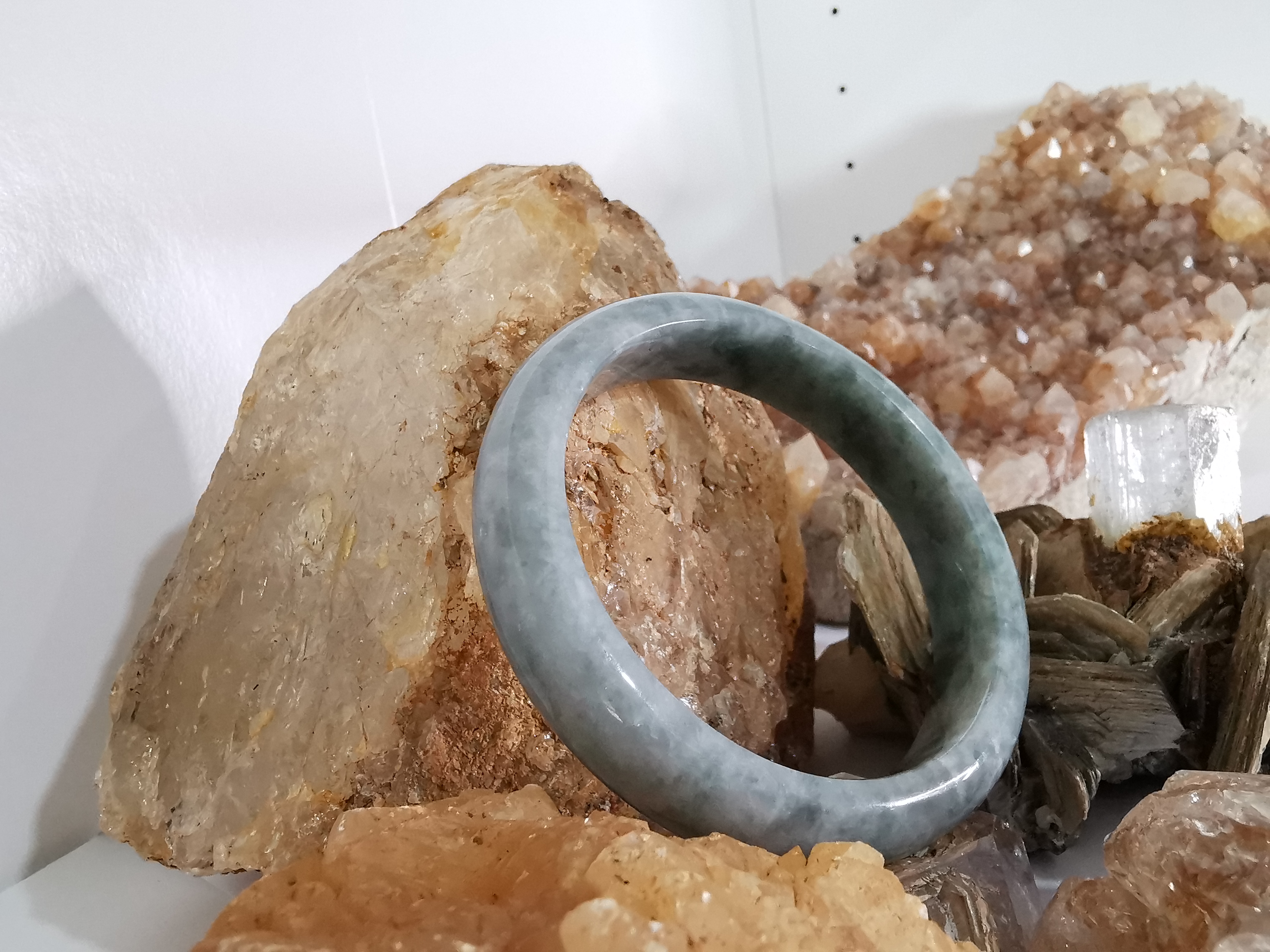 Green Bangle กำไลหยกเจไดต์แท้ Diameter/ เส้นผ่านศูนย์กลางด้านใน 59 mm.