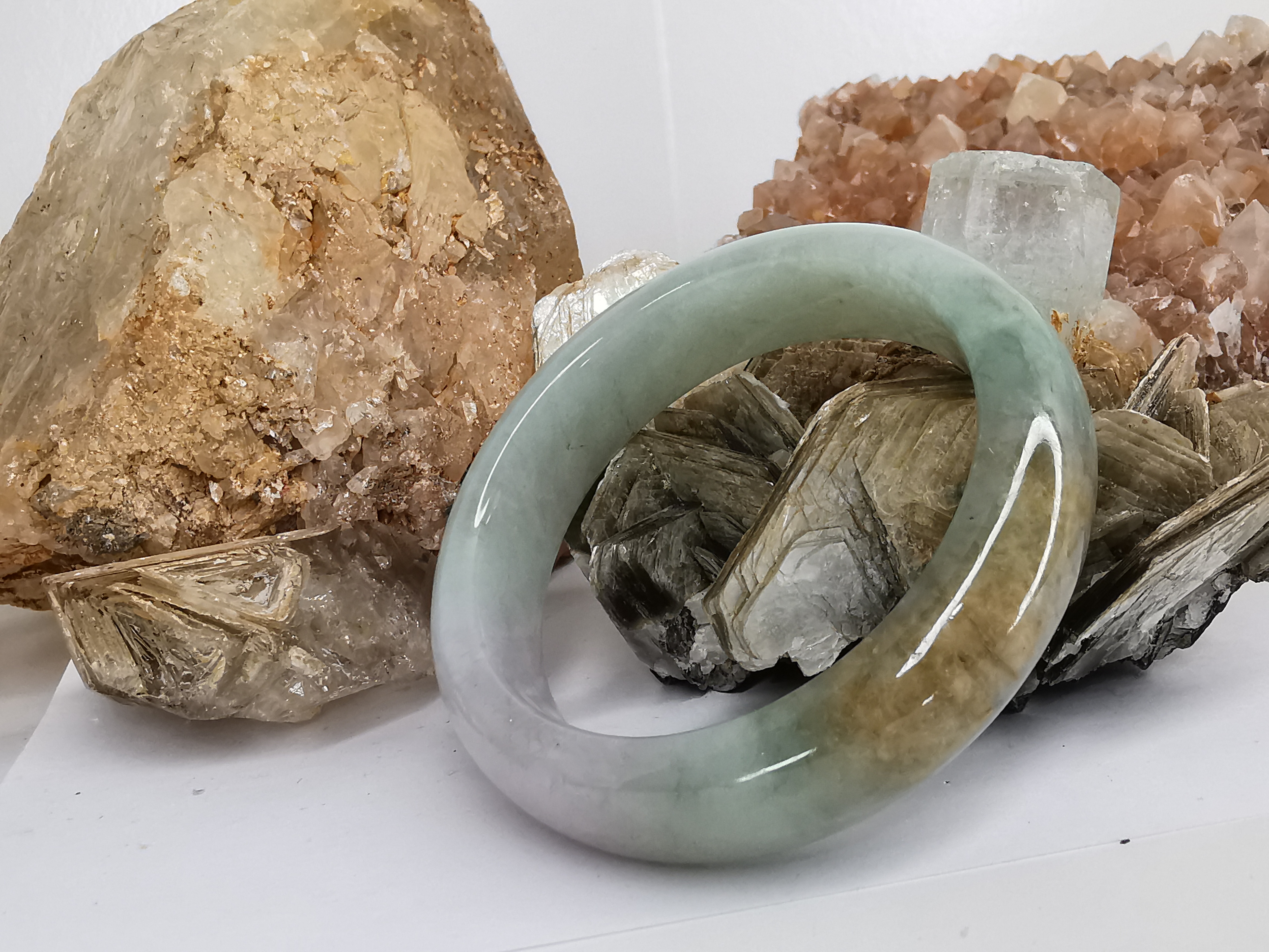 Violet Green Yellow White Bangle กำไลหยกเจไดต์แท้ Diameter/ เส้นผ่านศูนย์กลางด้านใน 51 mm.