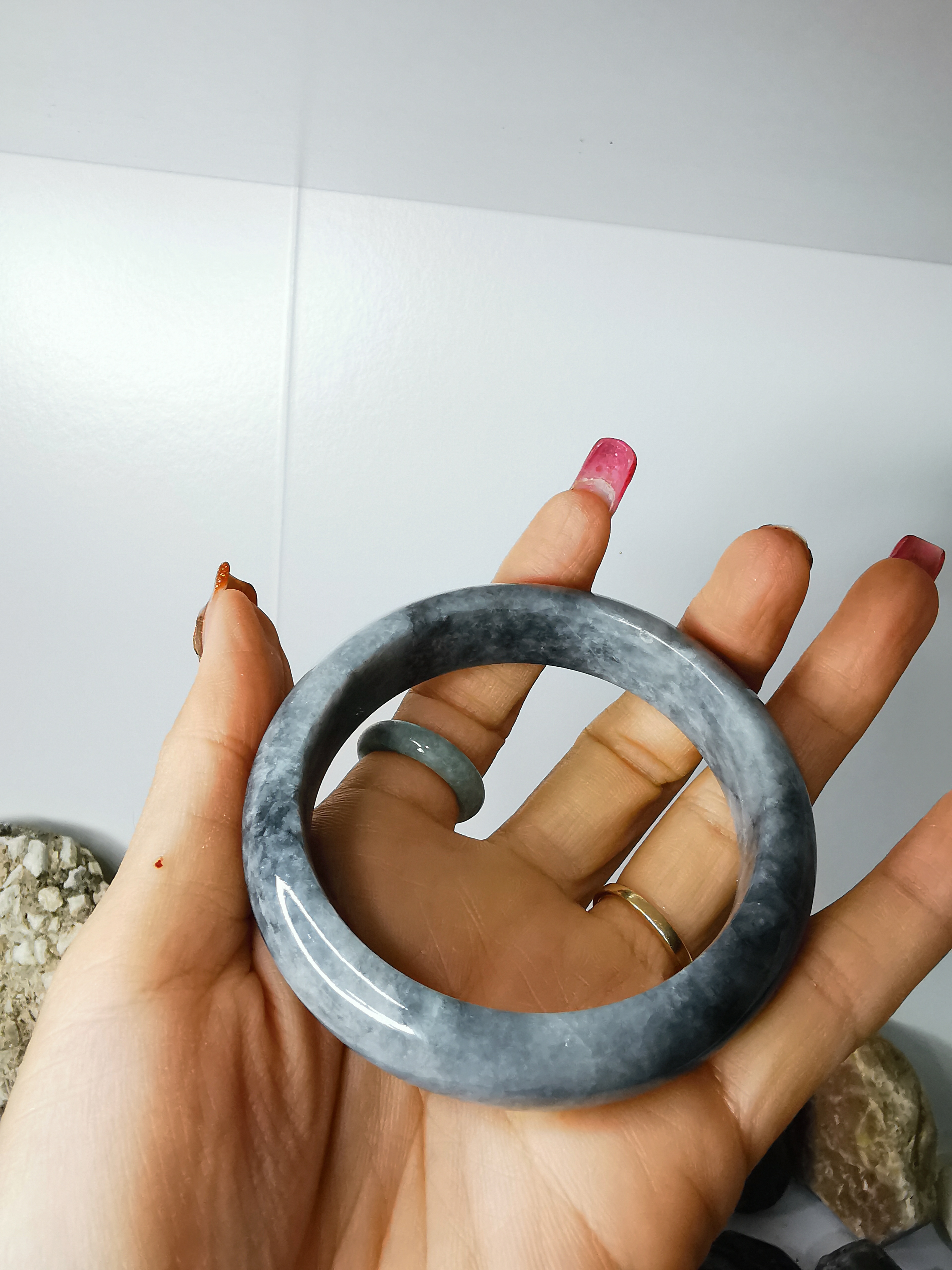 Grey Black Jade Bangle กำไลหยกเจไดต์แท้ Diameter/ เส้นผ่านศูนย์กลางด้านใน 58 mm.