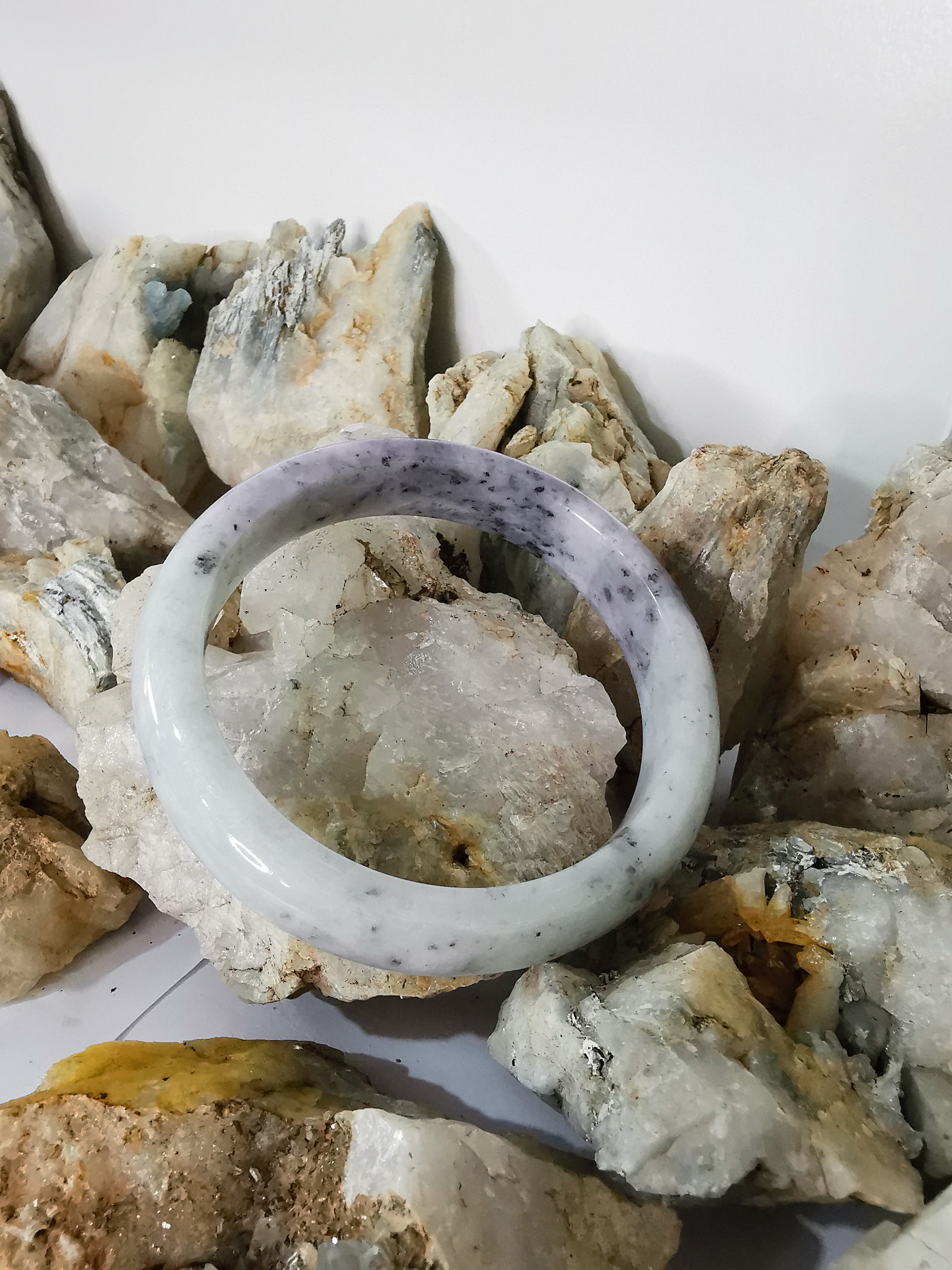 Grey Green Bangle กำไลหยกเจไดต์แท้ Diameter/ เส้นผ่านศูนย์กลางด้านใน 63 mm.