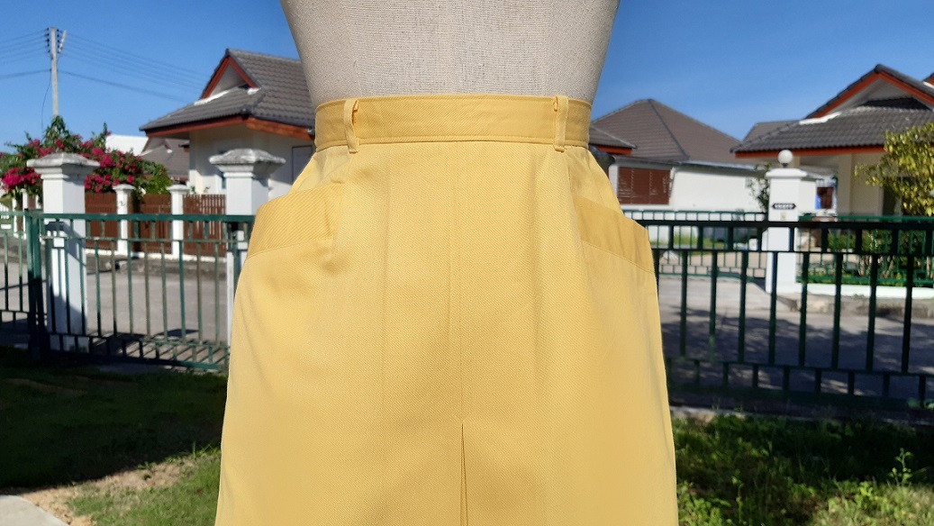 กระโปรงทรงเอผ่าหน้าสีเหลืองอ่อน