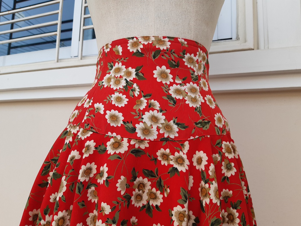 กระโปรงทรงสวิงลายดอกไม้สีแดง ชายลูกไม้วินเทจ (Vintage skirt)