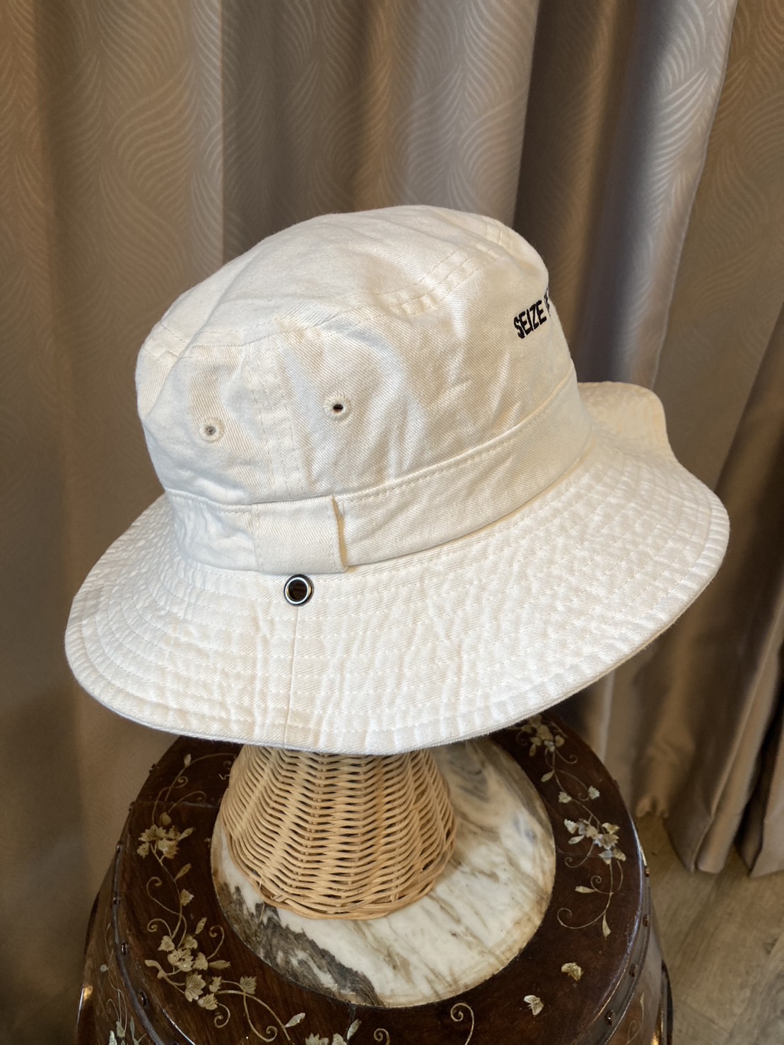 G 220623 หมวกปีกกว้าง ราคาเช่า 30 บาท ต่อ 1 วัน