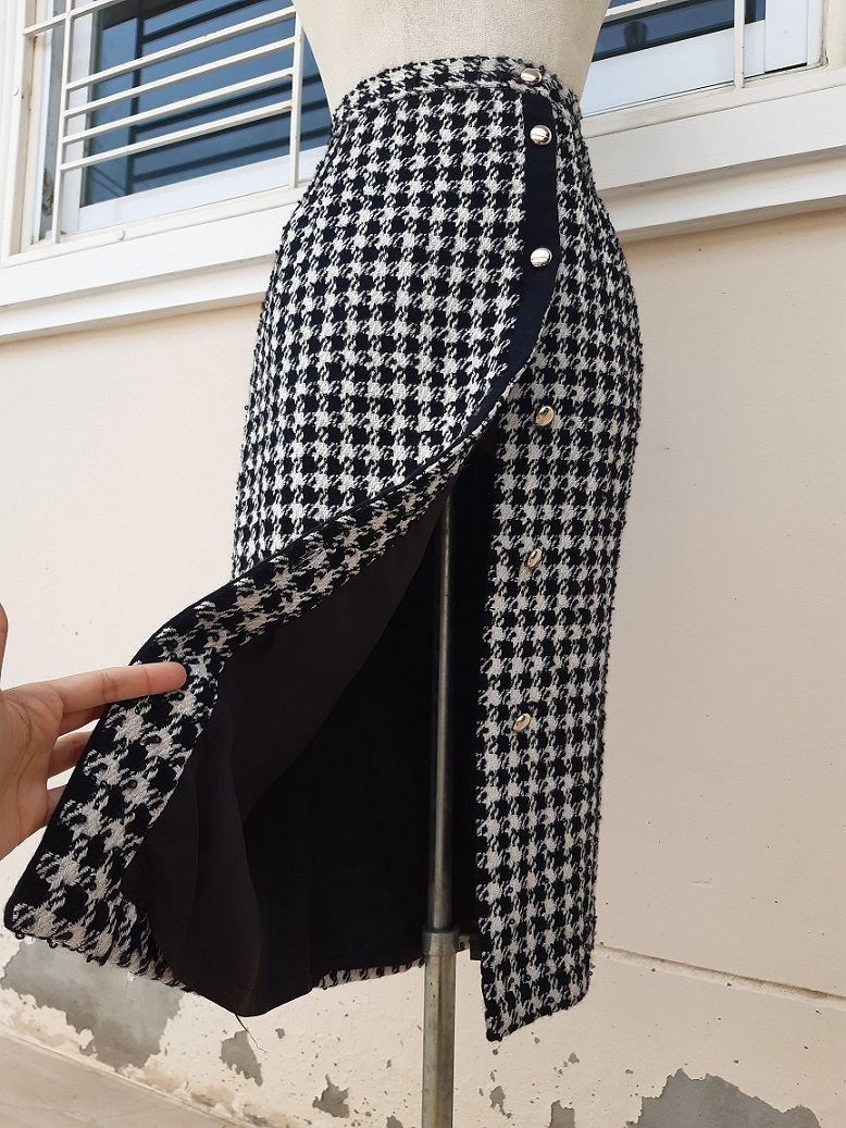 กระโปรงยาวผ้าทวีตลายชิโนริสีดำ